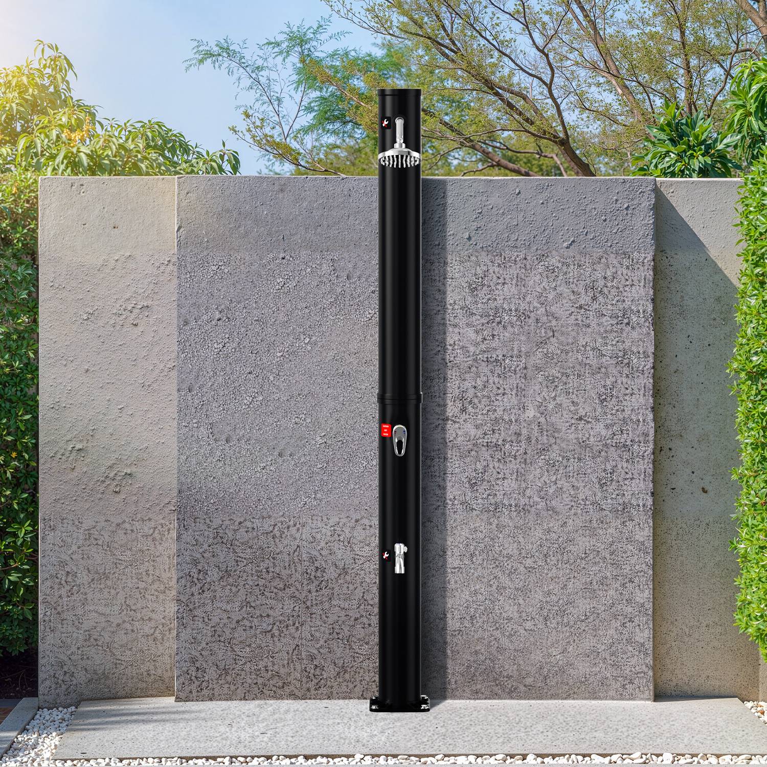 Außendusche in Schwarz vor einer strukturierten Wand, umgeben von Grünflächen, zeigt eine moderne Gartenfunktion für Komfort und Stil.