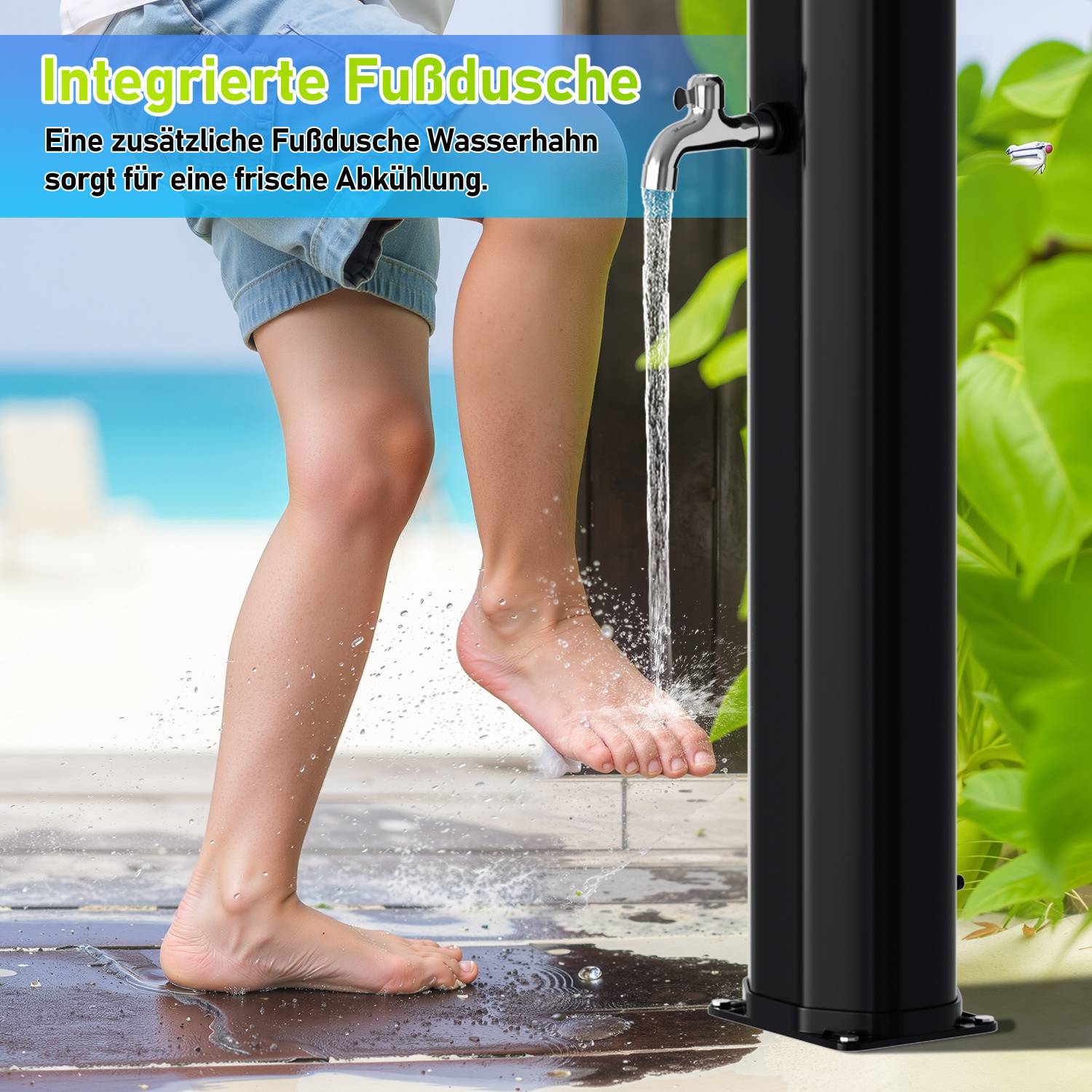 Eine Person nutzt eine Außenfuß-Dusche mit einem Wasserstrom, der auf ihre nackten Füße fließt, umgeben von Grünflächen und einem blauen Hintergrund.