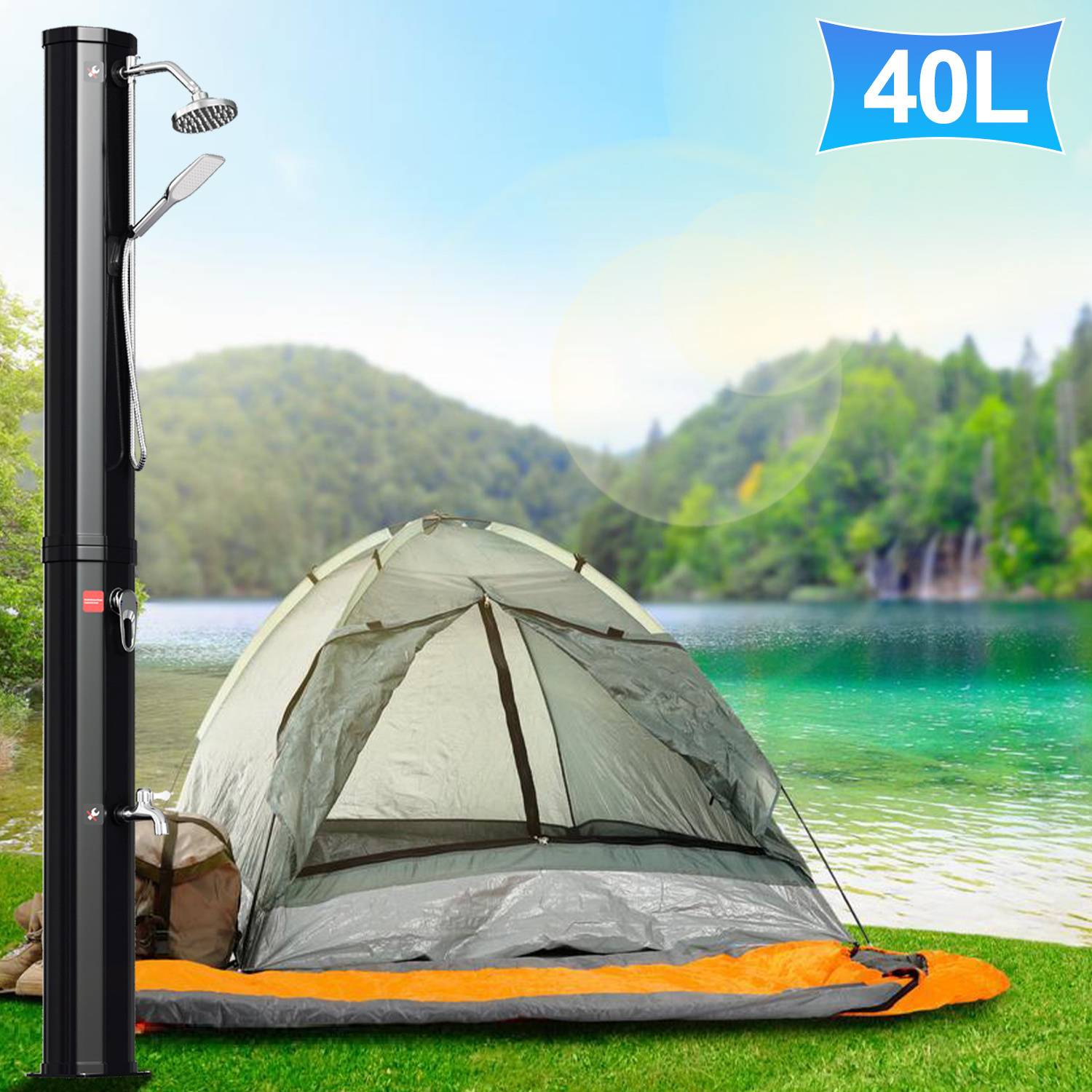 Ein Campingzelt an einem See mit einer tragbaren schwarzen Dusche, die 40 Liter fasst, vor einer Kulisse aus Bäumen und Hügeln unter blauem Himmel.