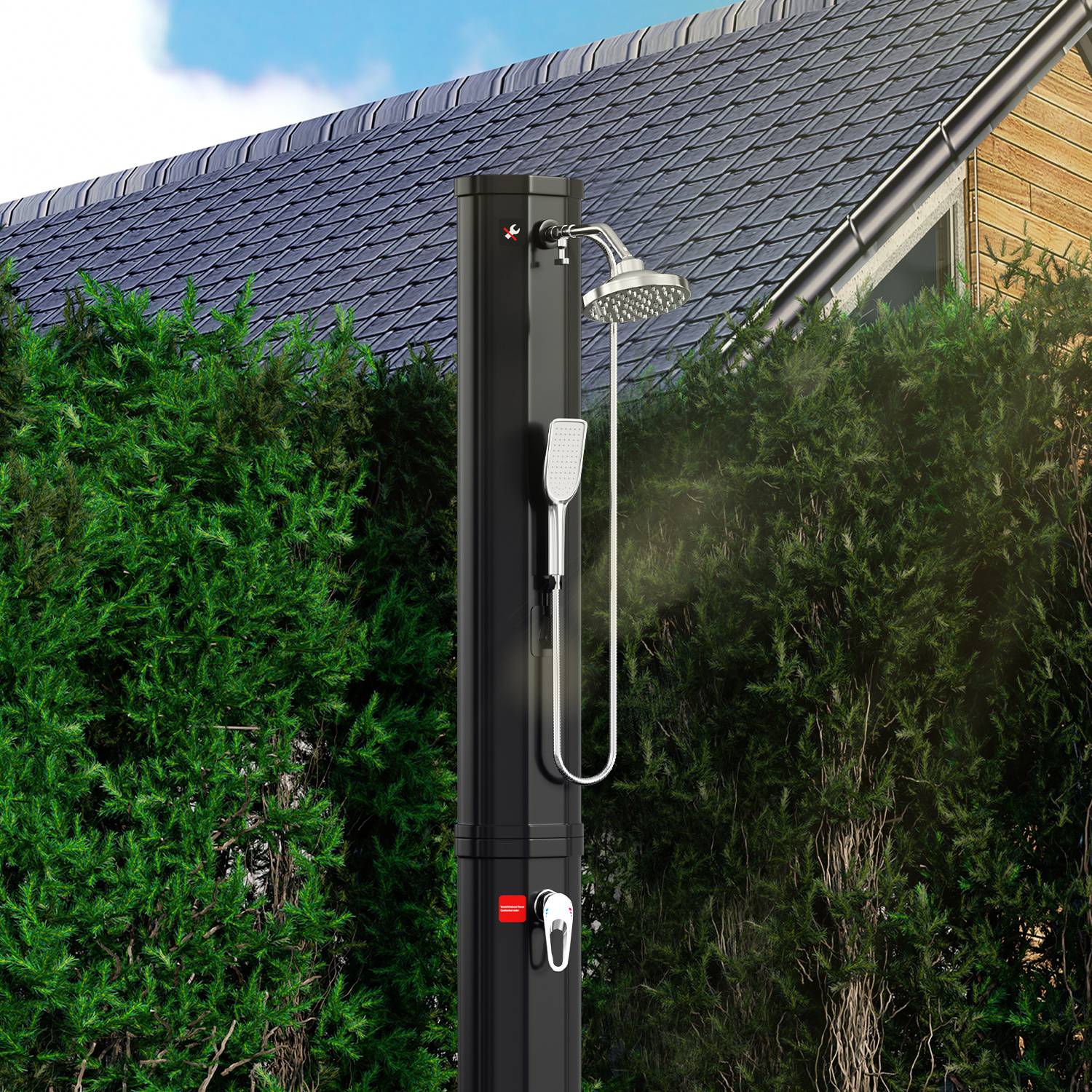 Outdoor-Solardusche mit Doppelbrausekopf steht neben hohen grünen Hecken, neben einem Gebäude mit schrägem, gekacheltem Dach.
