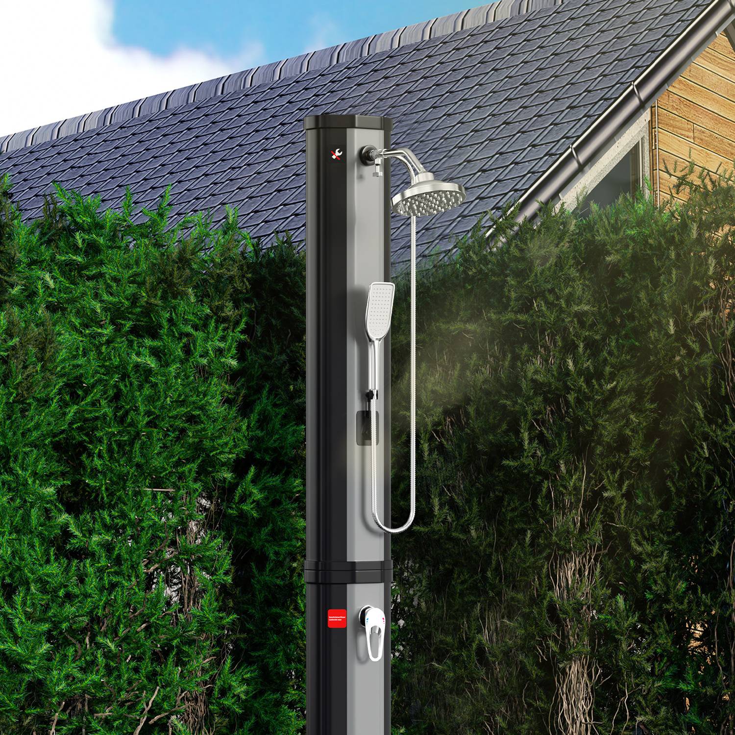 Eine Außendusche mit verstellbarem Duschkopf und Griff ist in der Nähe eines Hauses installiert, umgeben von grünem Laub und blauem Himmel.