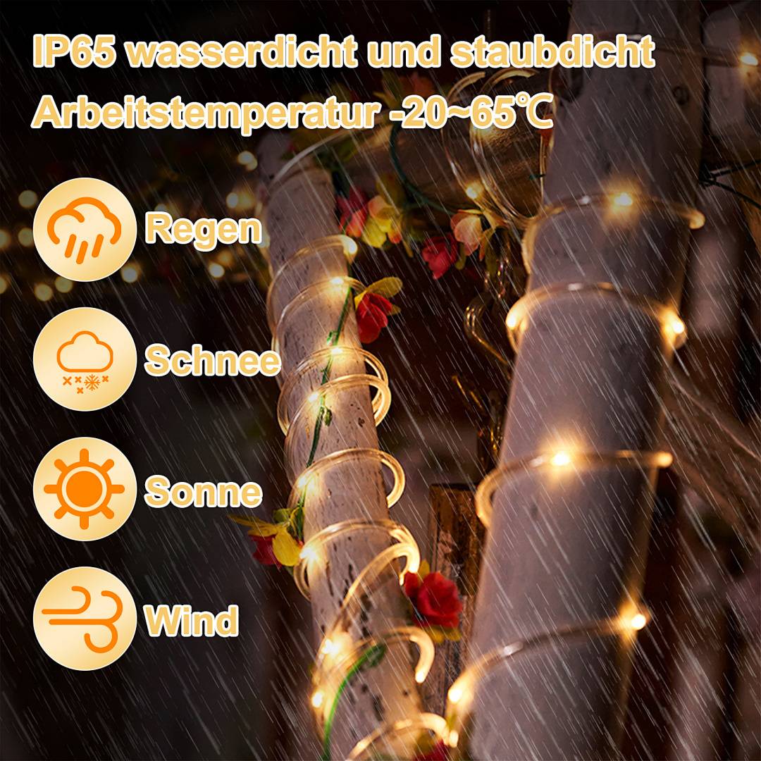 Feenlichter, die an einem Pfahl im Regen um einen Pol gewickelt sind. Deutscher Text hebt wetterfeste Qualitäten hervor: 'Regen', 'Schnee', 'Sonne', 'Wind'.
