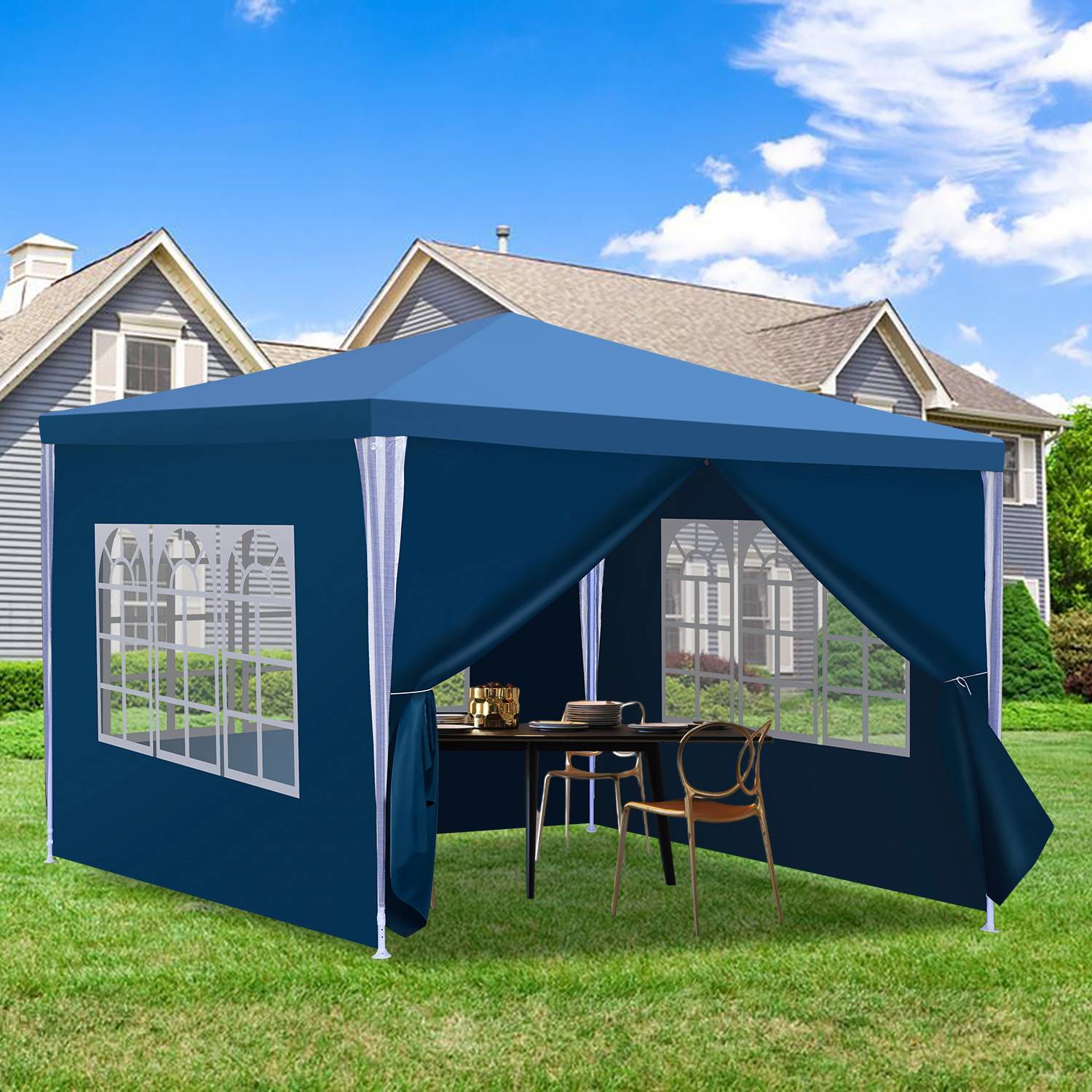 Ein blaues Outdoor-Pavillon-Zelt ist auf einem Rasenplatz vor einem Haus aufgebaut, mit Stühlen und einem Tisch im Inneren. Der Himmel ist teilweise bewölkt.