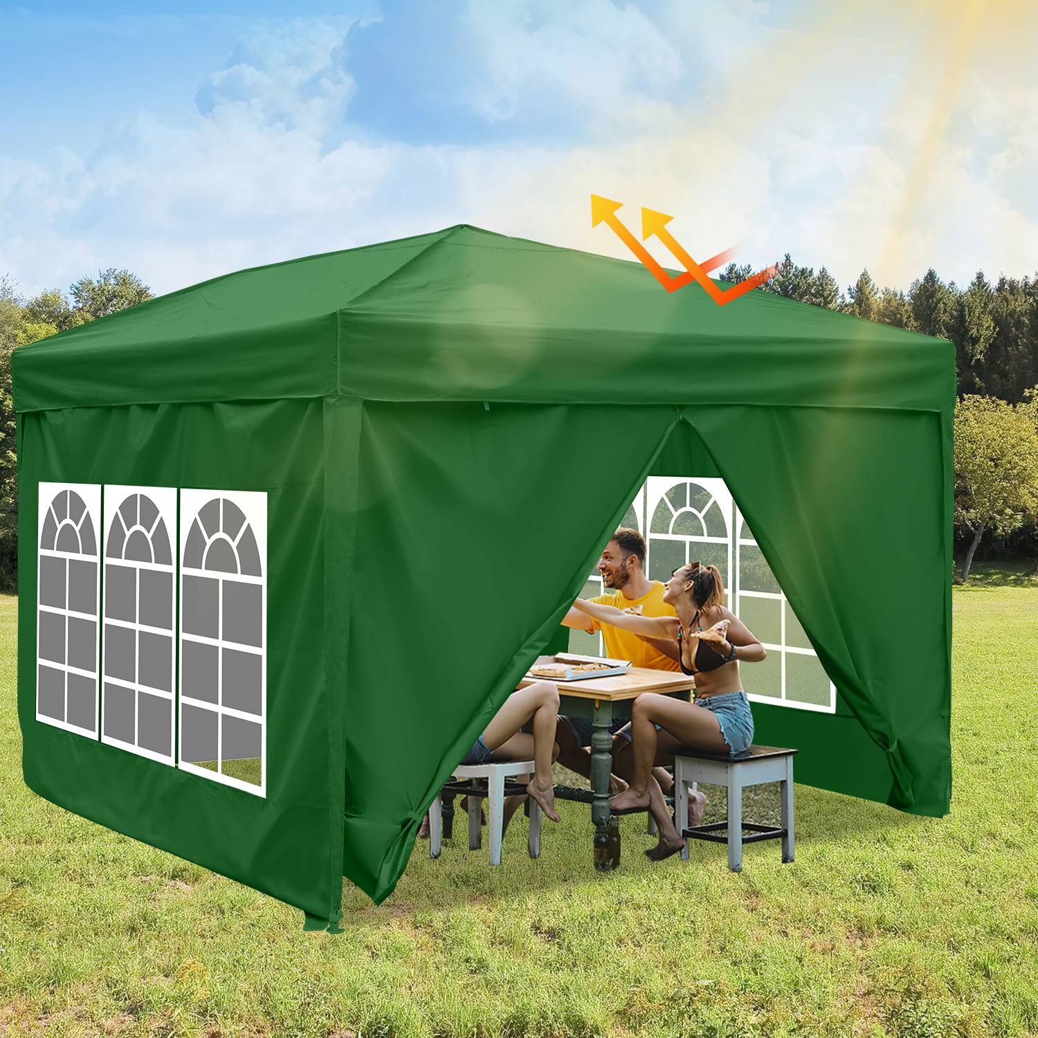Ein grünes Zelt mit Fensterfeldern ist draußen aufgebaut. Zwei Personen sitzen an einem Tisch darin und genießen einen sonnigen Tag. Sonnenlicht reflektiert sich vom Dach.