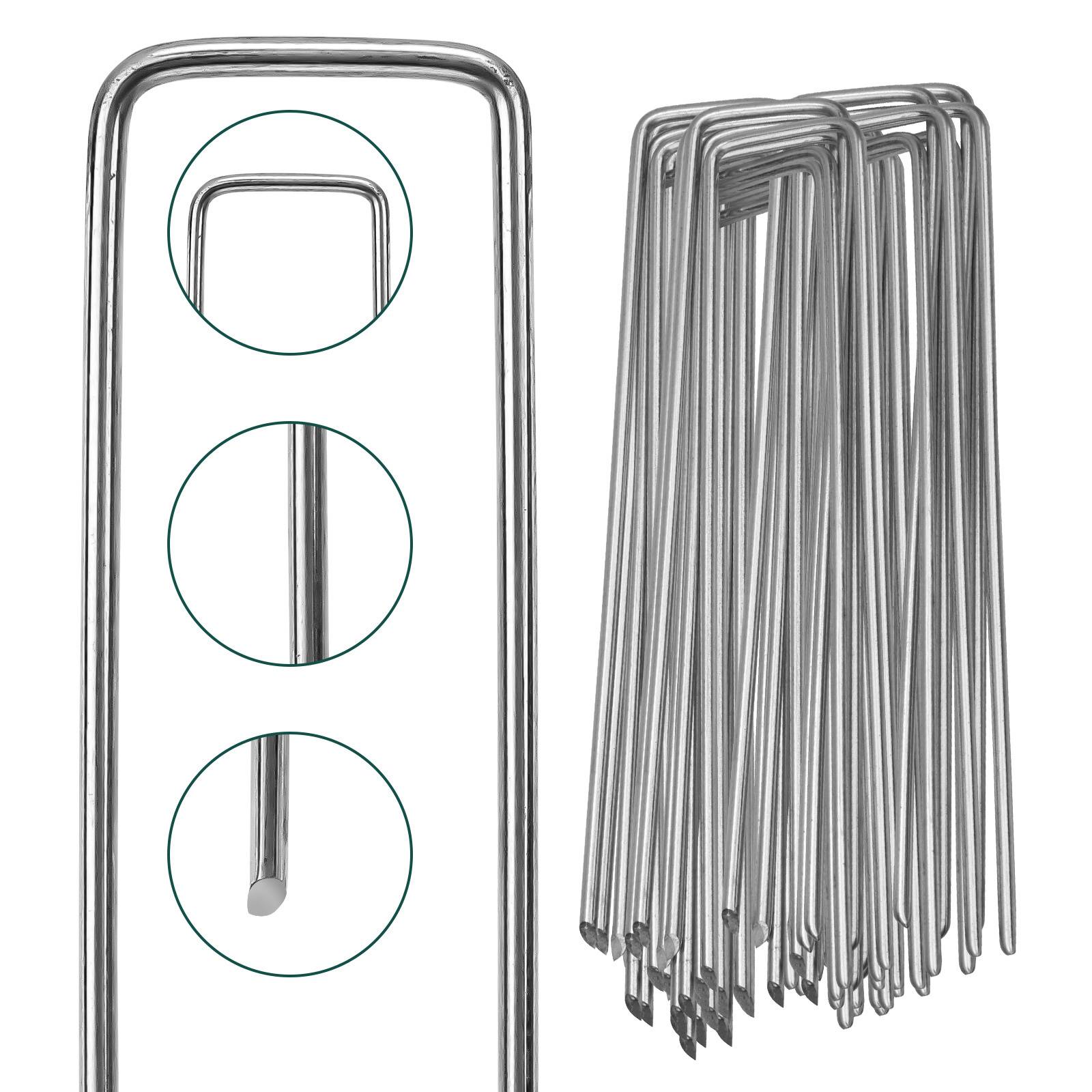 Metallische Gartenklammern zum Befestigen von Landschaftsgewebe oder Netzwerk, aus verschiedenen Winkeln gezeigt und zusammen gebündelt.