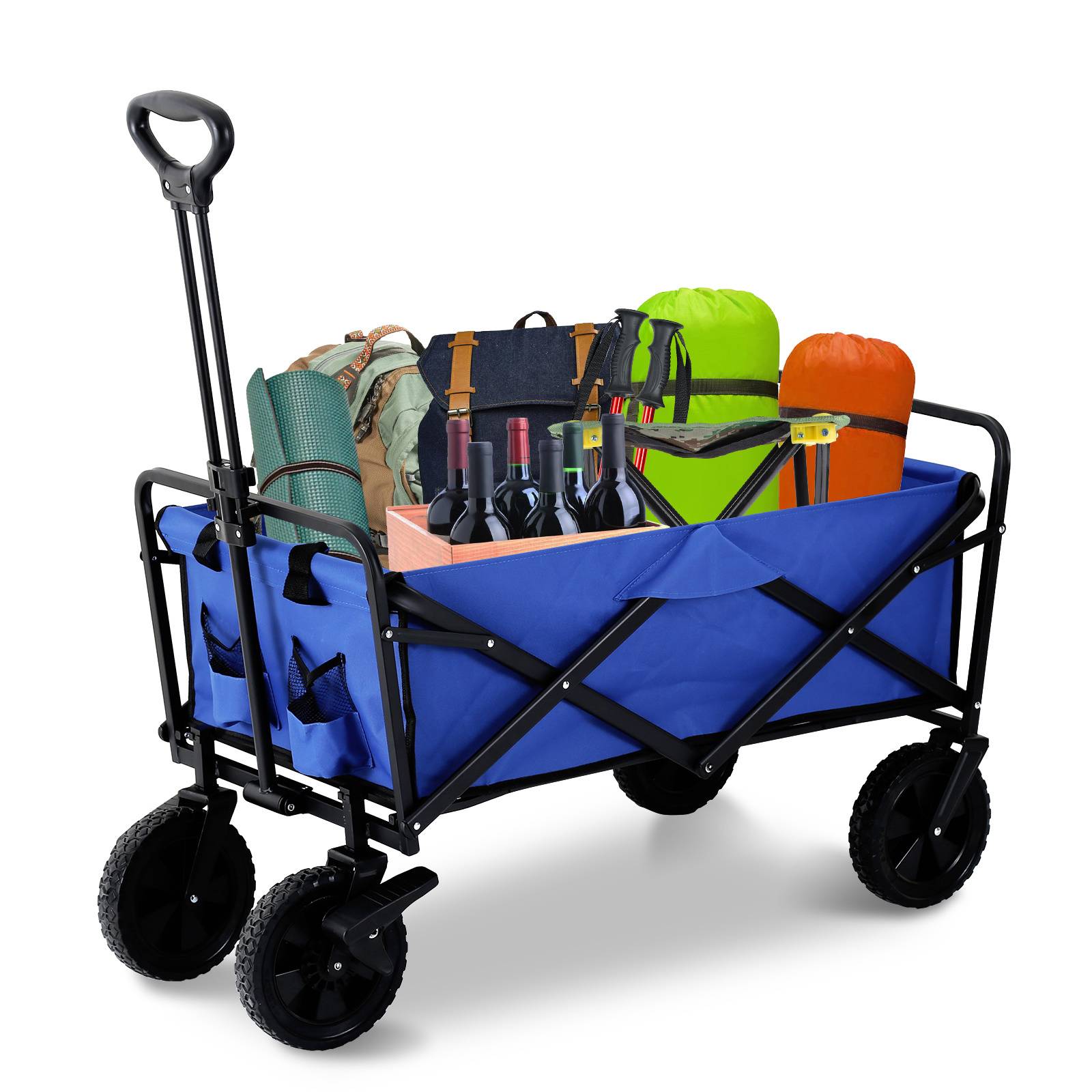 Ein blauer zusammenklappbarer Wagen gefüllt mit Campingausrüstung, einschließlich Rucksäcken, aufgerollten Schlafmatten und einer Kiste mit Weinflaschen.