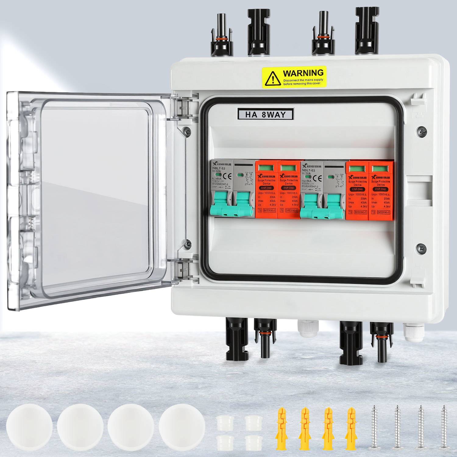 Weiße elektrische Verteilerdose mit transparenter Tür, Warnschild und drei orangefarbenen Schutzschaltern im Inneren. Darunter verschiedene Montagezubehörteile.