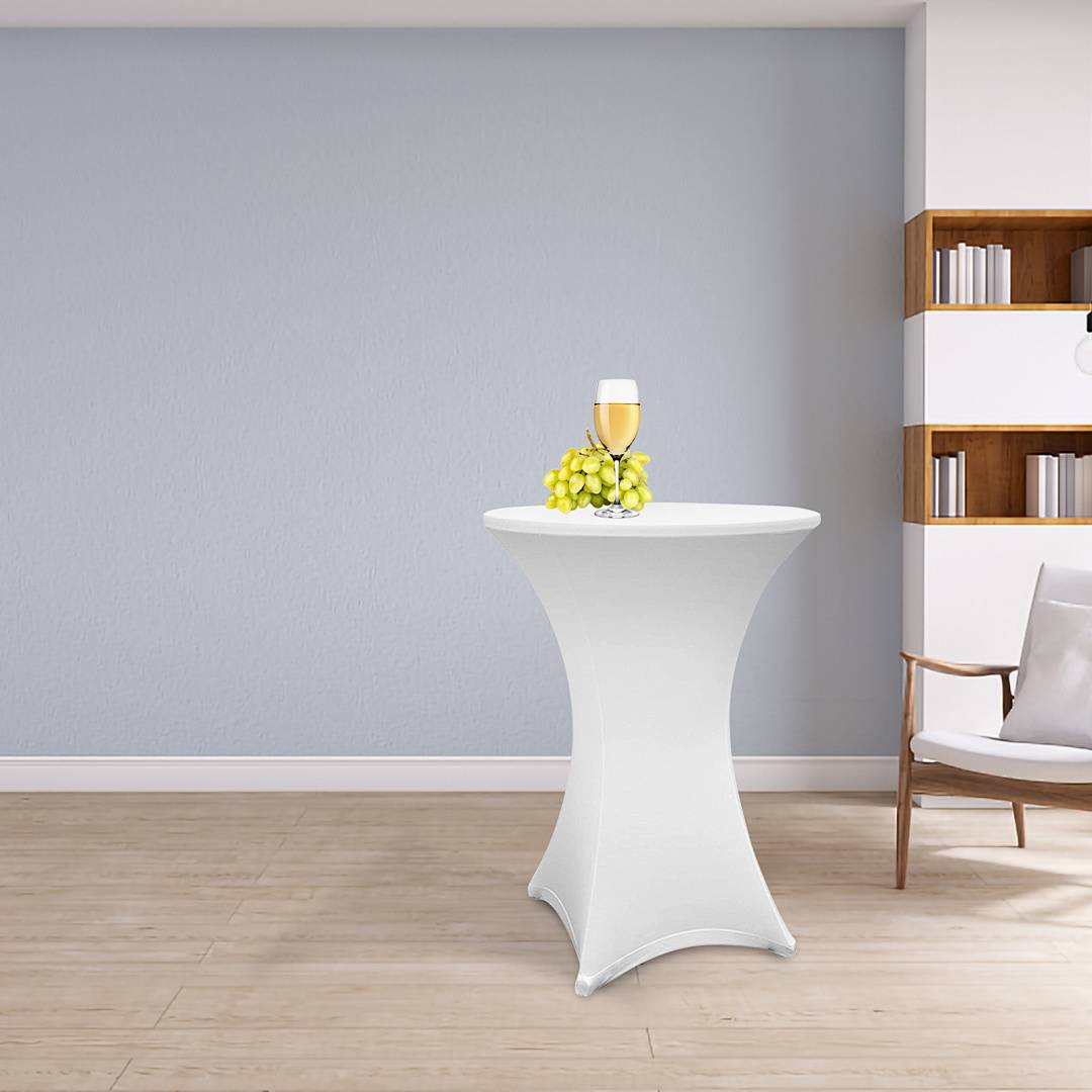 Ein modernes Zimmer mit einem hohen, runden weißen Tisch und einer Vase mit gelben Blumen; Regale und ein Stuhl sind an der rechten Wand angebracht.