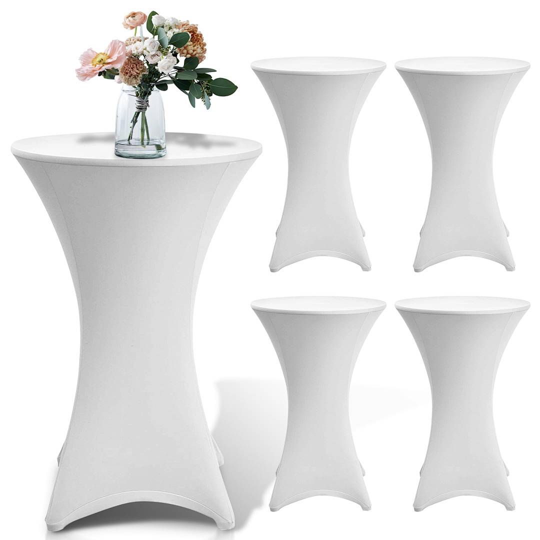Fünf weiße Cocktailtische mit Schutzhüllen sind um einen größeren Tisch mit einem Blumenarrangement in einer Vase angeordnet.