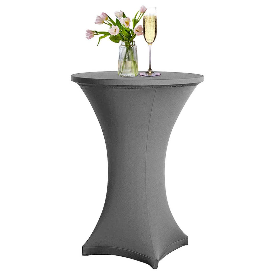 Ein großer, runder Cocktailtisch mit einer straff sitzenden grauen Abdeckung, oben mit einer kleinen Vase mit rosa Tulpen und einem Sektglas gekrönt.