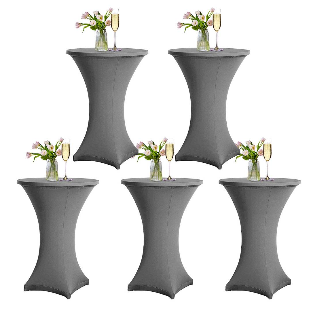 Fünf hohe Cocktailtische mit grauen Überzügen, jeder mit einer Vase mit Blumen und zwei Sektgläsern bestückt, in einer Gruppe angeordnet.