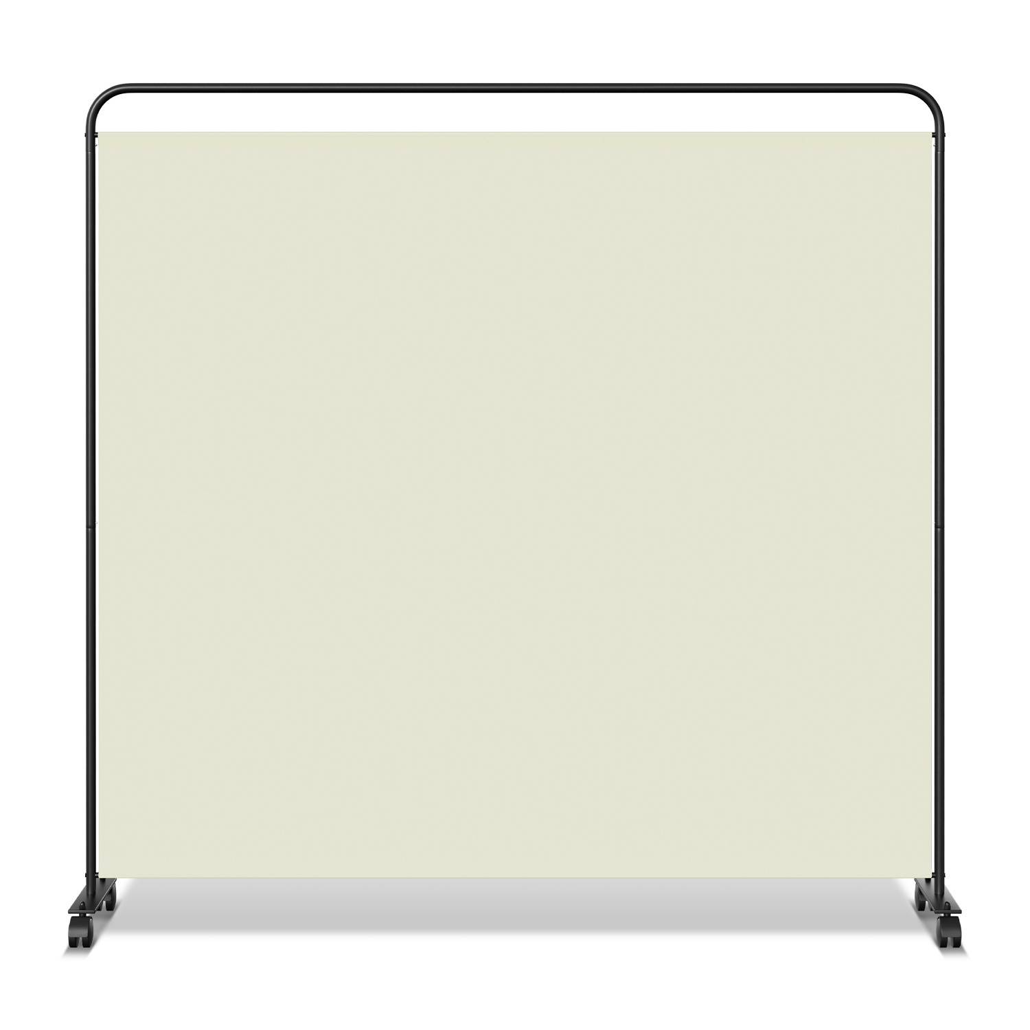 Ein mobiler freistehender Raumteiler mit einem hellen Stoffpanel und dunklem Rahmen, konzipiert für Büro- oder Klassenzimmernutzung.