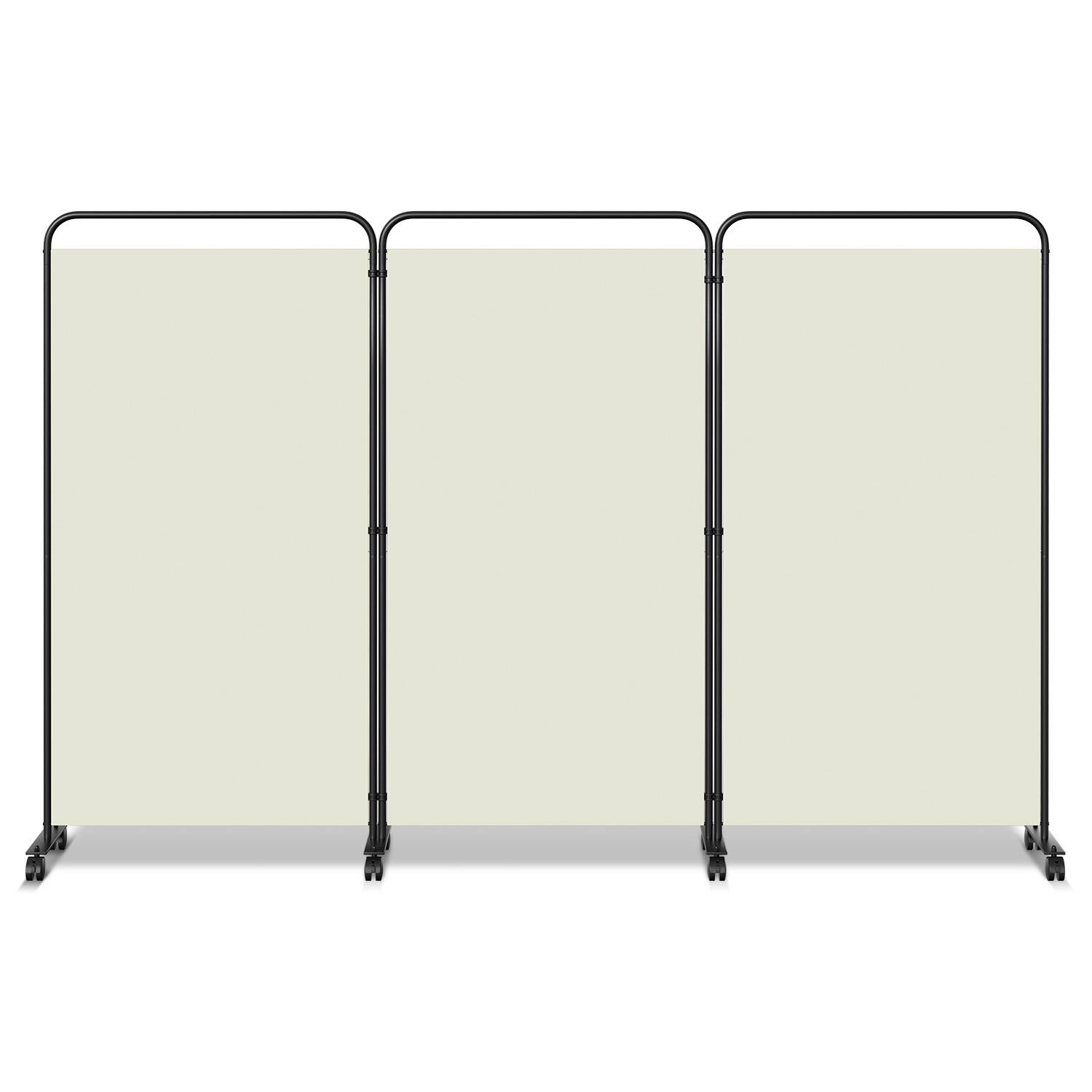 Ein dreiteiliger, flexibler Raumteiler in hellem Beige mit schwarzen Metallrahmen, jedes Panel auf Rollen, geeignet zur Schaffung von temporären Trennwänden.