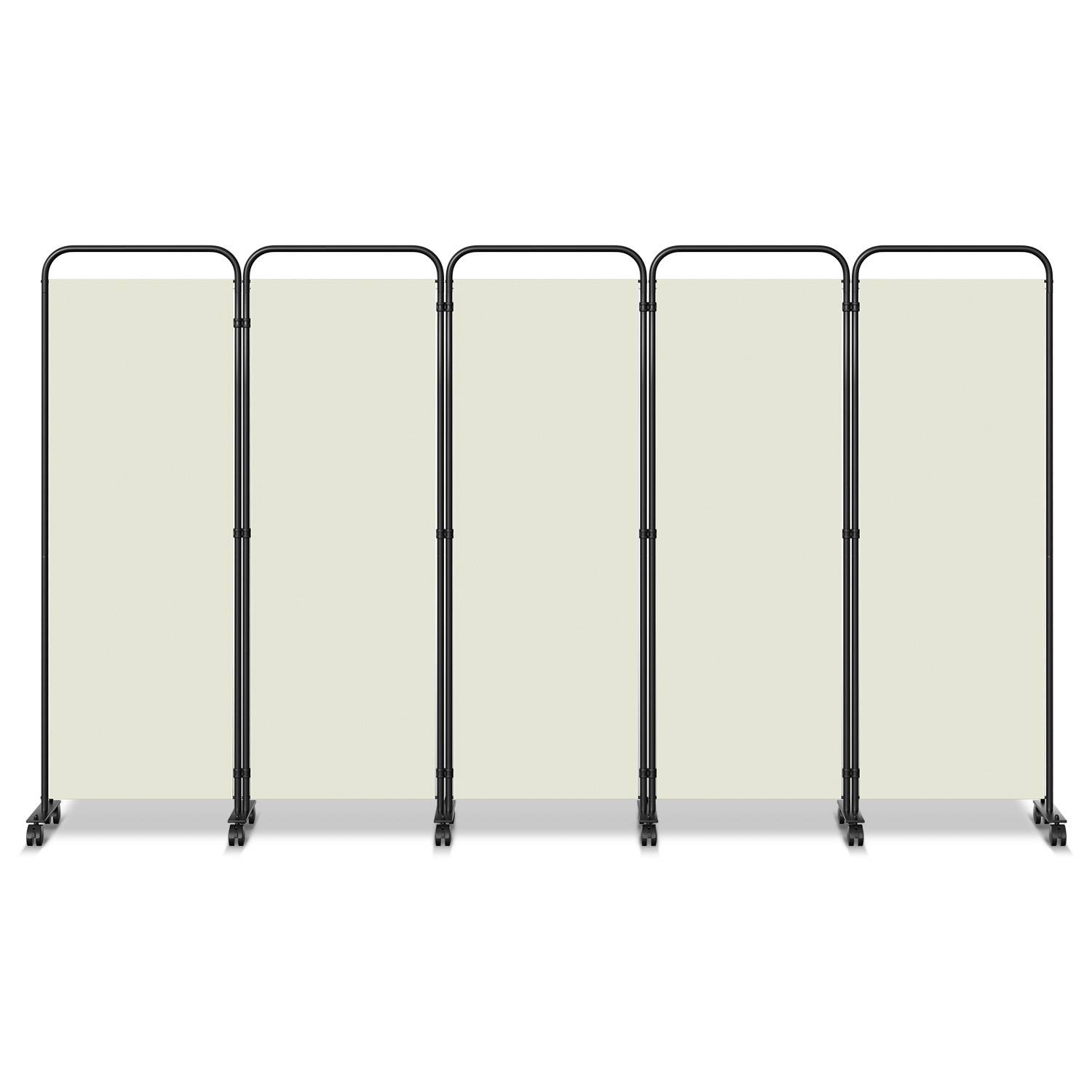 Ein beiger, fünfteiliger Raumteiler mit schwarzen Rahmen und Rollen an der Unterseite jedes Panels. Das Design ist minimalistisch und tragbar.