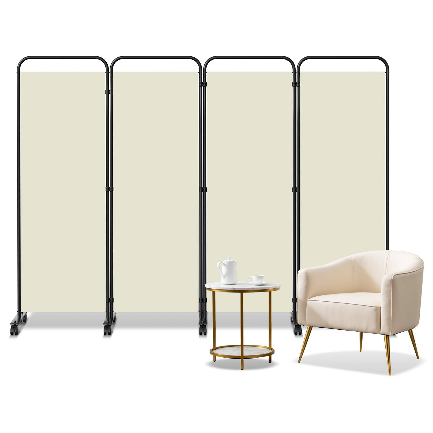 Ein creme-farbener Raumteiler mit vier Paneelen steht hinter einem kleinen, runden Goldtisch, auf dem ein weißes Teeservice steht, neben einem beigen Sessel.