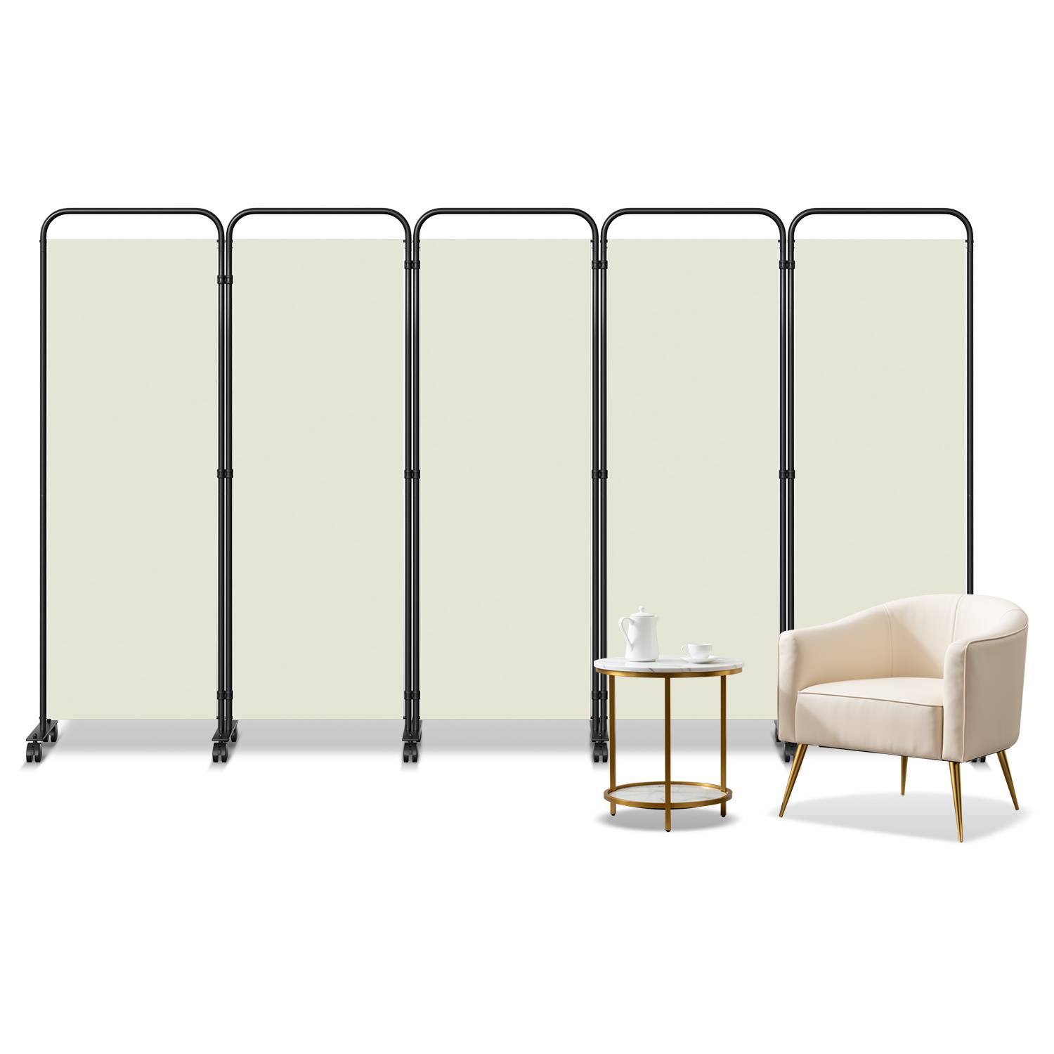 Raumteiler mit fünf beigen Paneelen und schwarzen Rahmen, neben einem kleinen runden Tisch mit einer Teekanne und Tasse aufgestellt, und einem beigen Sessel.