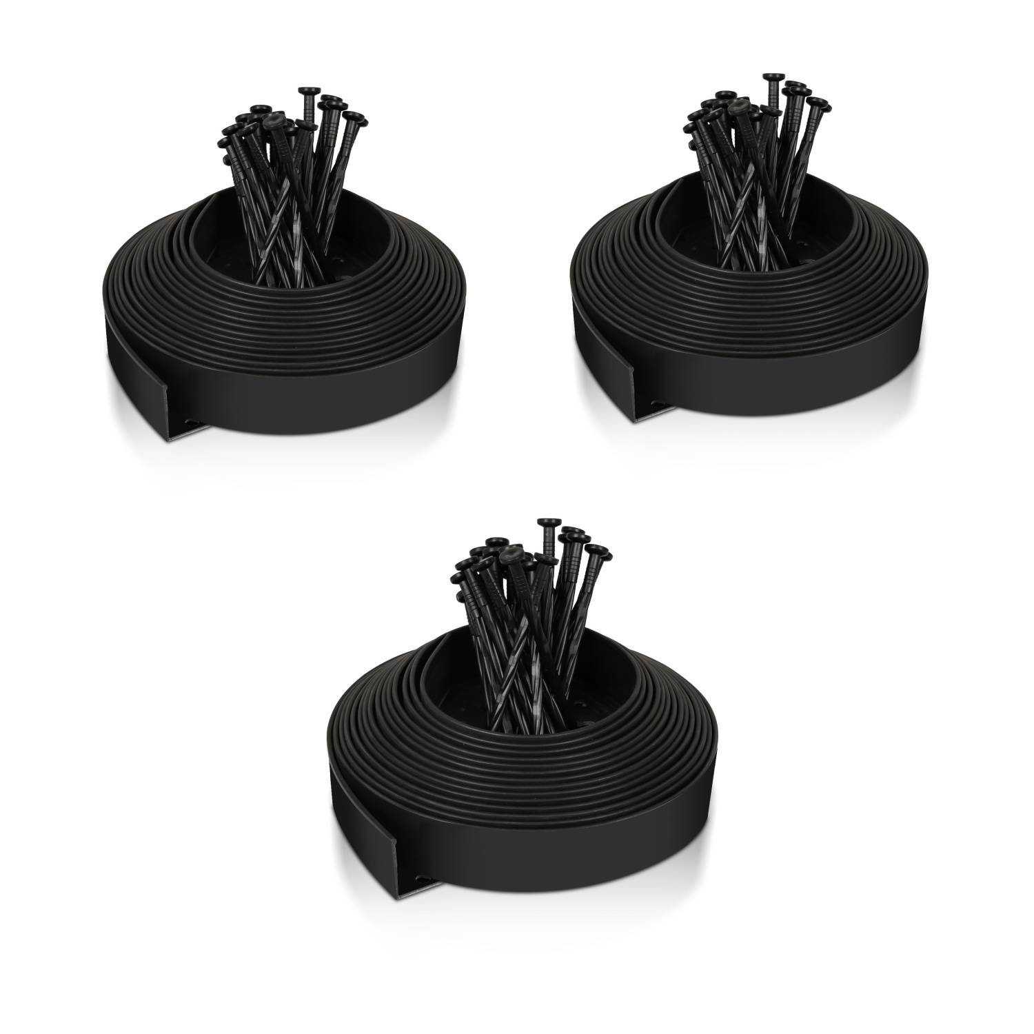 Drei Spulen schwarzer Kabelkanal, jeweils mit einem Bündel schwarzer Kabelbinder, in einer dreieckigen Anordnung auf weißem Hintergrund.