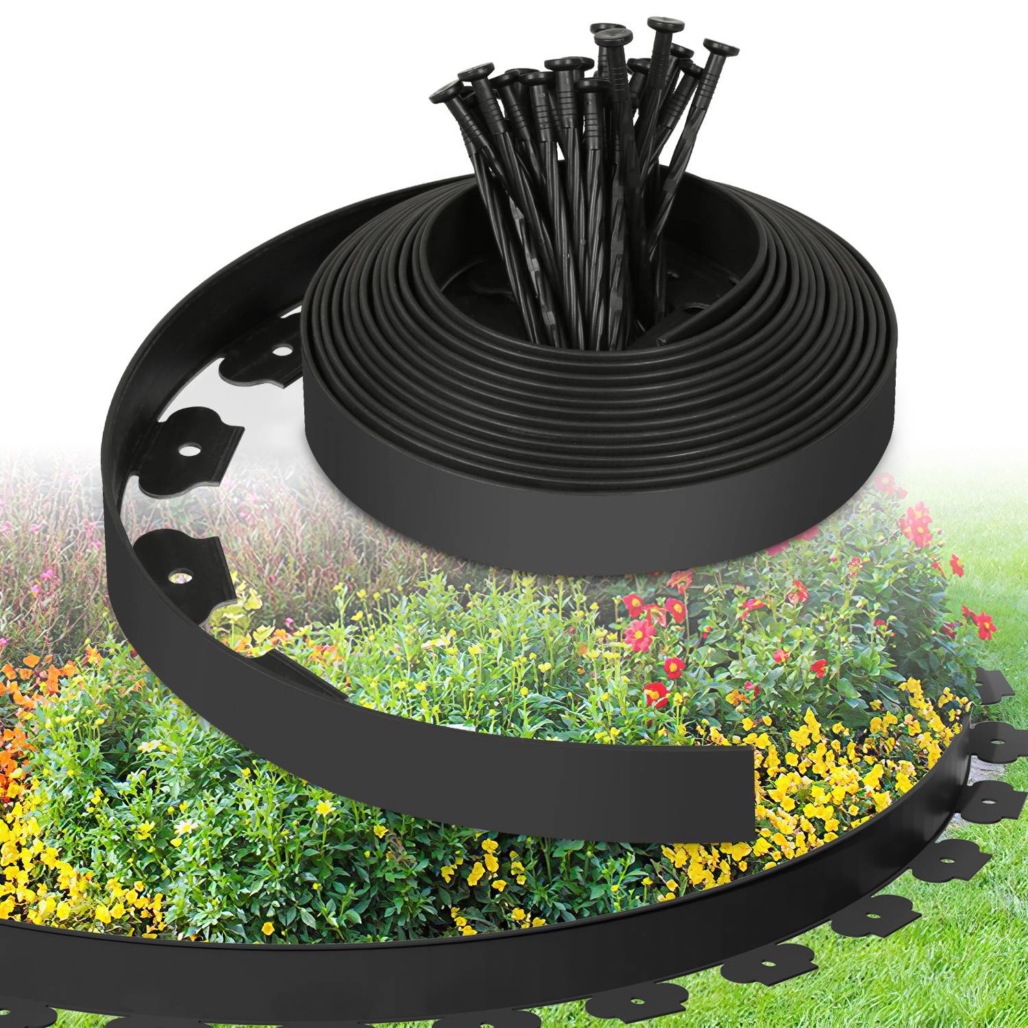 Ein schwarzer Gartenrandstreifen ist neben bunten Blumen auf Gras aufgerollt, mit schwarzen Spitzen zum Befestigen, die Landschaftsränder aufwerten.