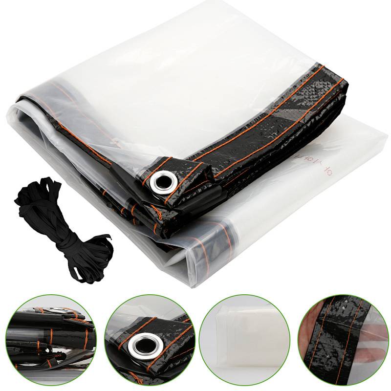 Eine klare, gefaltete Kunststoffplane mit verstärkten Kanten, Metallösen und begleitendem schwarzen Seil. Ideal zum Abdecken von Gegenständen im Freien.