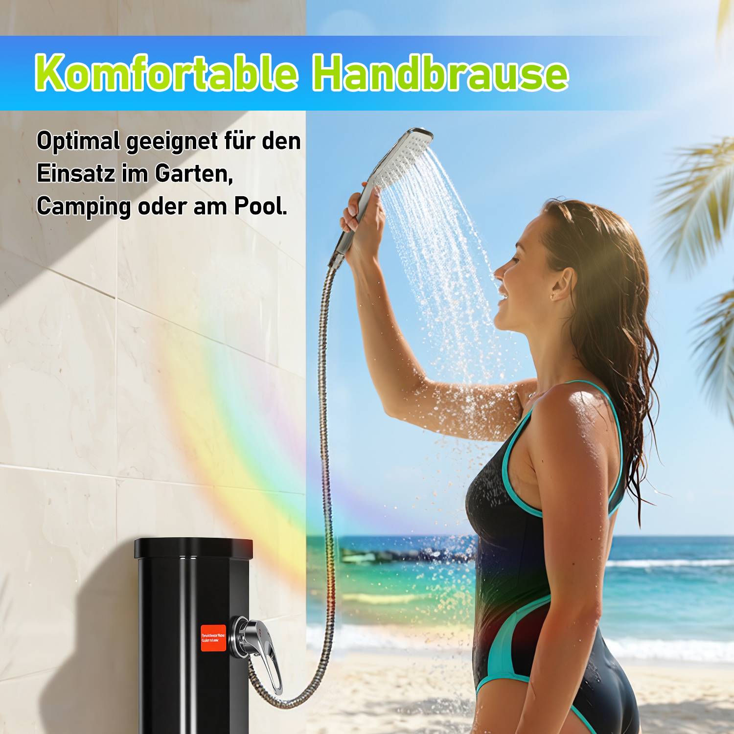 Eine Frau in einem Badeanzug benutzt einen Außenduschkopf neben einem Pool. Der Text auf Deutsch bewirbt die Dusche als ideal für den Garten oder zum Campen.
