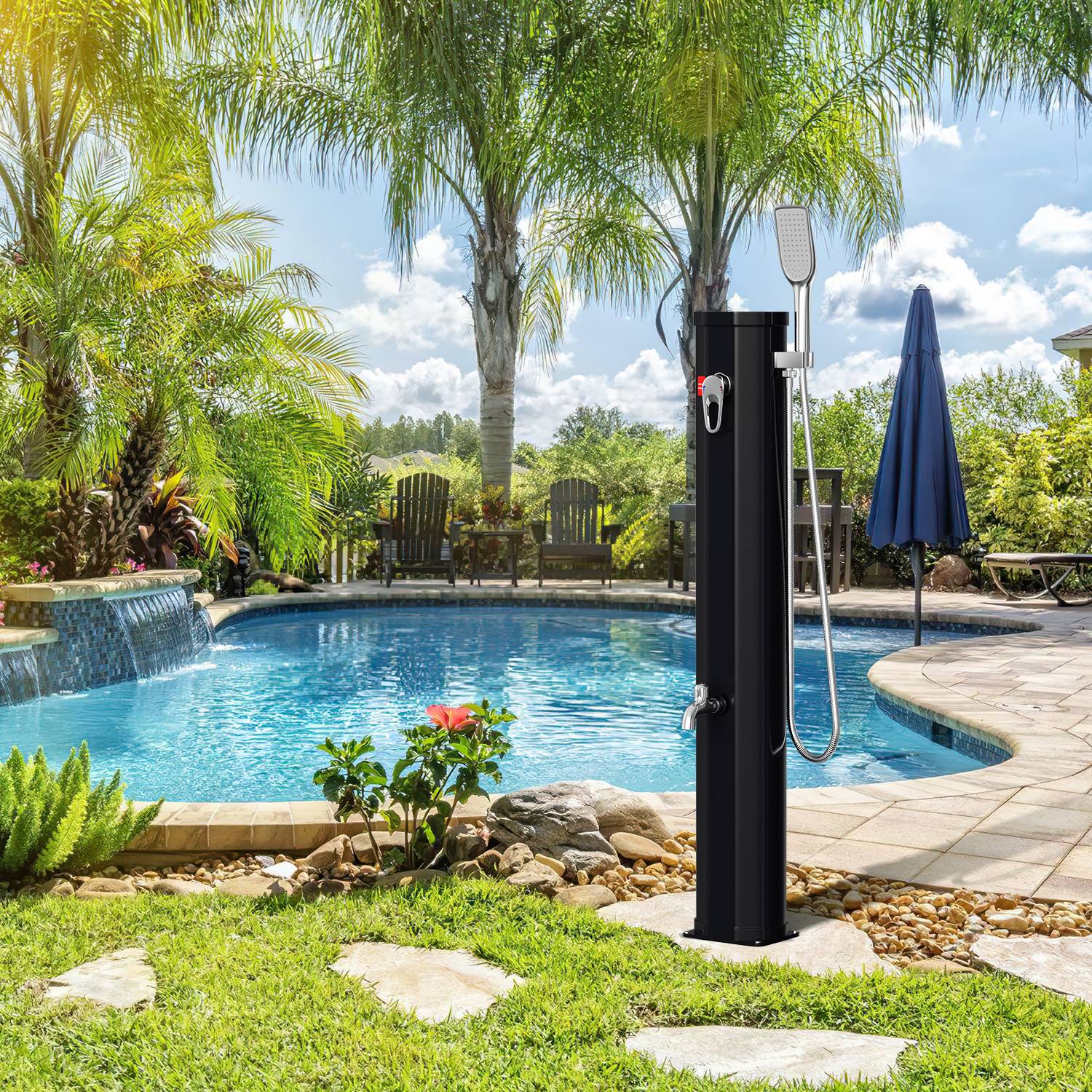 Ein sonniger Hinterhof verfügt über einen Swimmingpool, der von üppiger Vegetation umgeben ist, einen Wasserfall, zwei Liegestühle, eine Außendusche und einen Sonnenschirm.