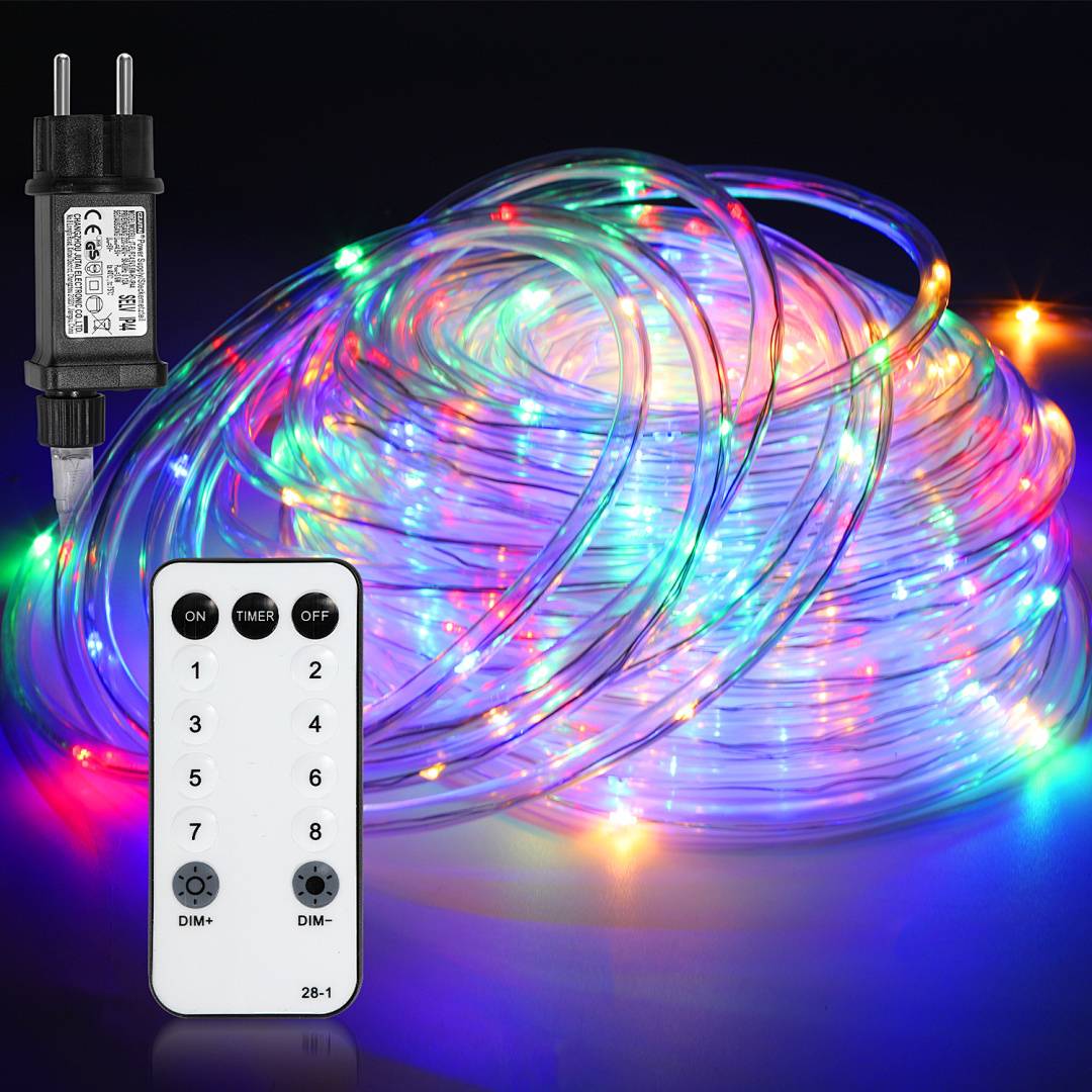 Eine Spule mit mehrfarbigen LED-Seilleuchten mit einer Fernbedienung und einem Netzteil, vor einem dunklen Hintergrund angeordnet.