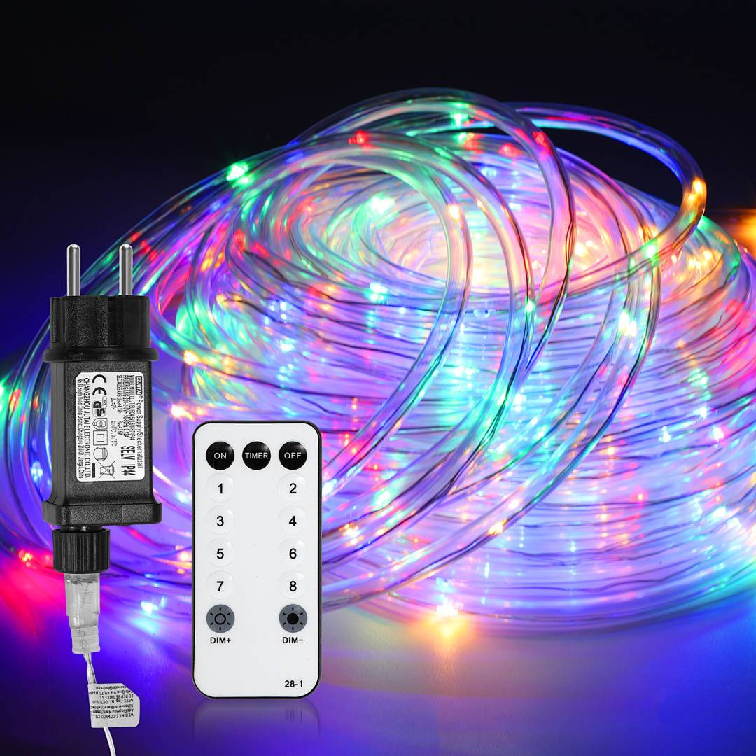 Eine Spule mit mehrfarbigen LED-Lichterketten mit Fernbedienung und Stromadapter, die für dekorative Beleuchtung verwendet wird.