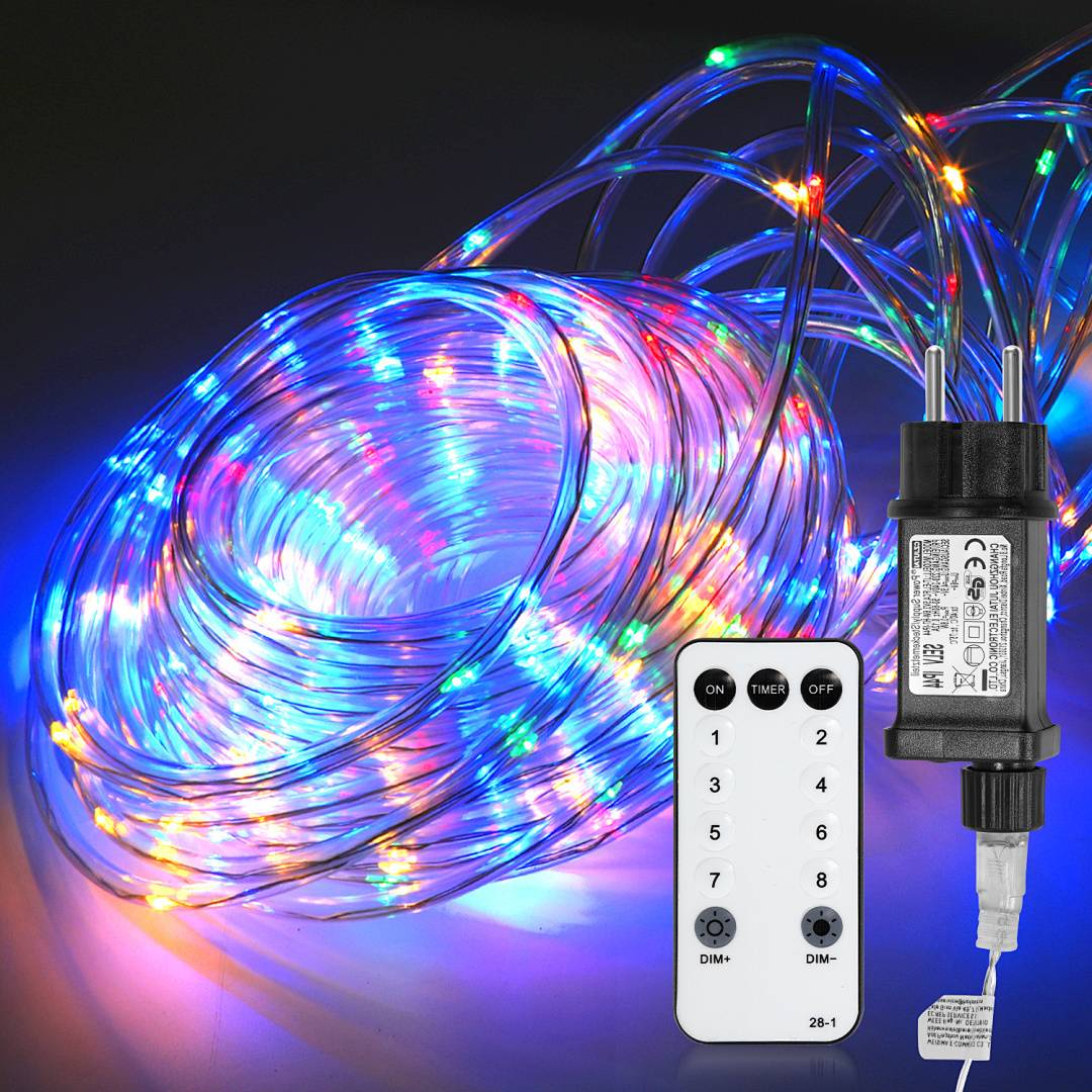 Eine Spule mit mehrfarbigen LED-Lichterketten mit einer weißen Fernbedienung mit verschiedenen Tasten, betrieben von einem schwarzen Netzteil.