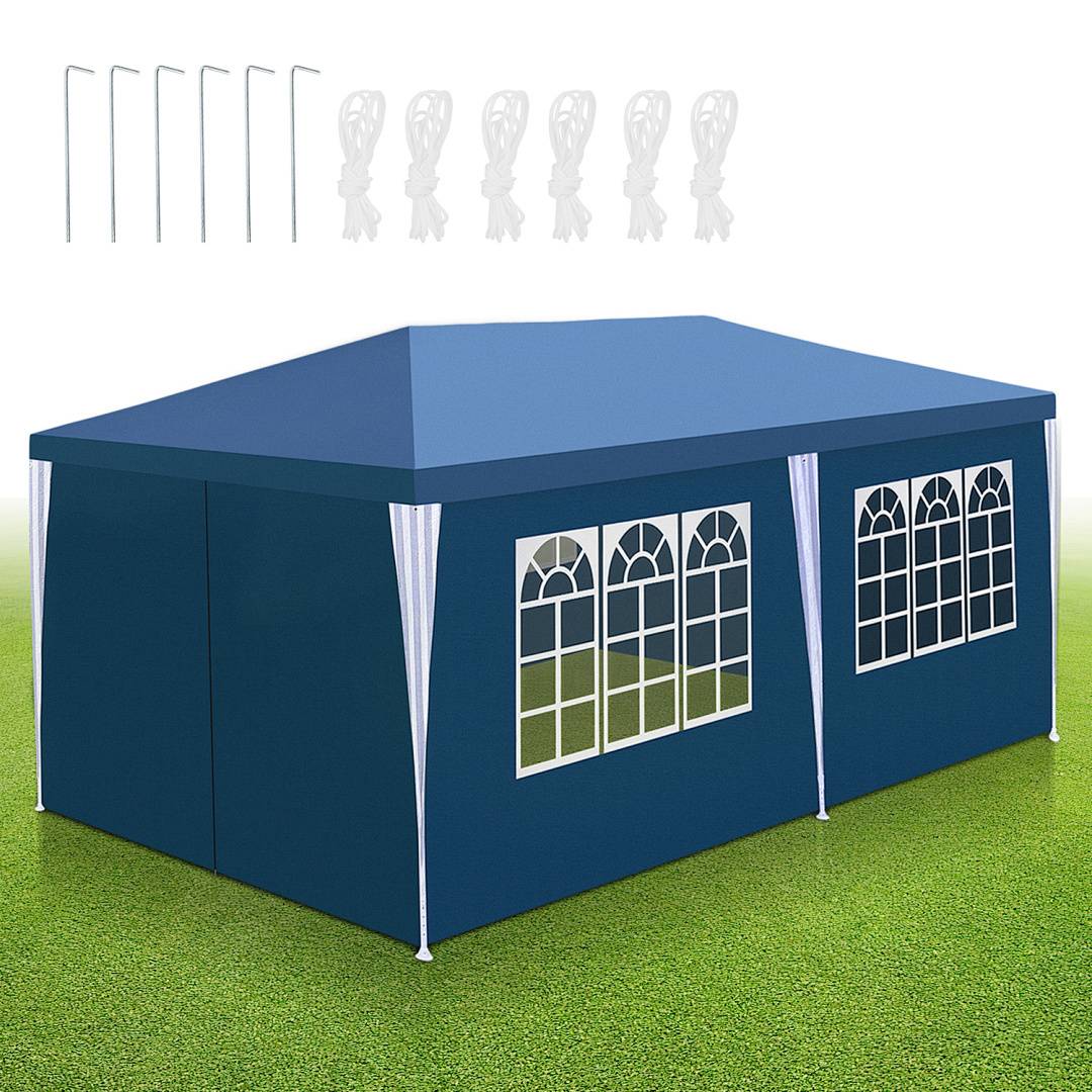Blaues Outdoor-Veranstaltungszelt mit Fenstern, aufgestellt auf Gras. Einschließlich Heringe und Seile für Stabilität. Geeignet für Versammlungen und Partys.