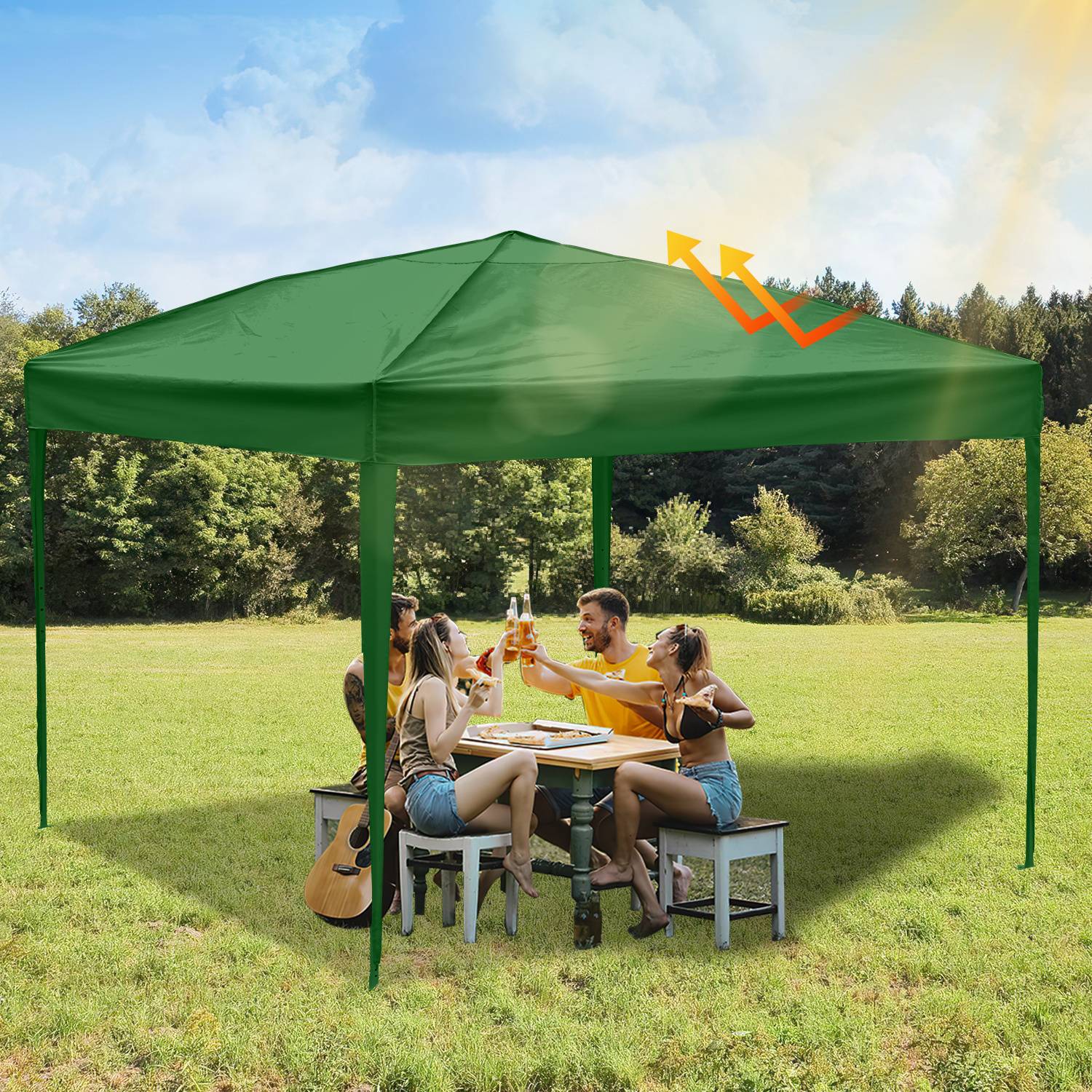 Vier Menschen sitzen unter einem grünen Sonnenschirm auf einer sonnigen Wiese und stoßen mit Getränken an. Eine Gitarre lehnt an einem Tisch und deutet auf ein entspanntes Treffen hin.