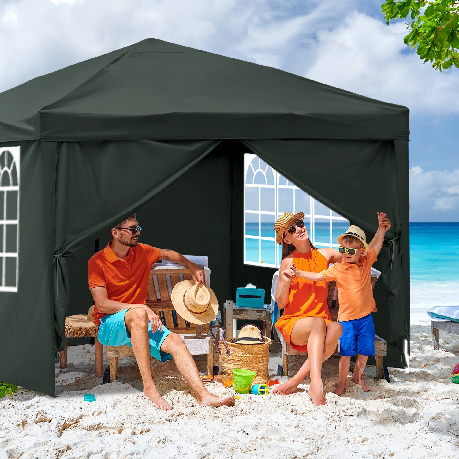 Eine Familie entspannt sich unter einem Strandpavillon am Meer. Zwei Erwachsene sitzen auf Stühlen, während ein Kind in der Nähe spielt, alle tragen helle Sommerkleidung.