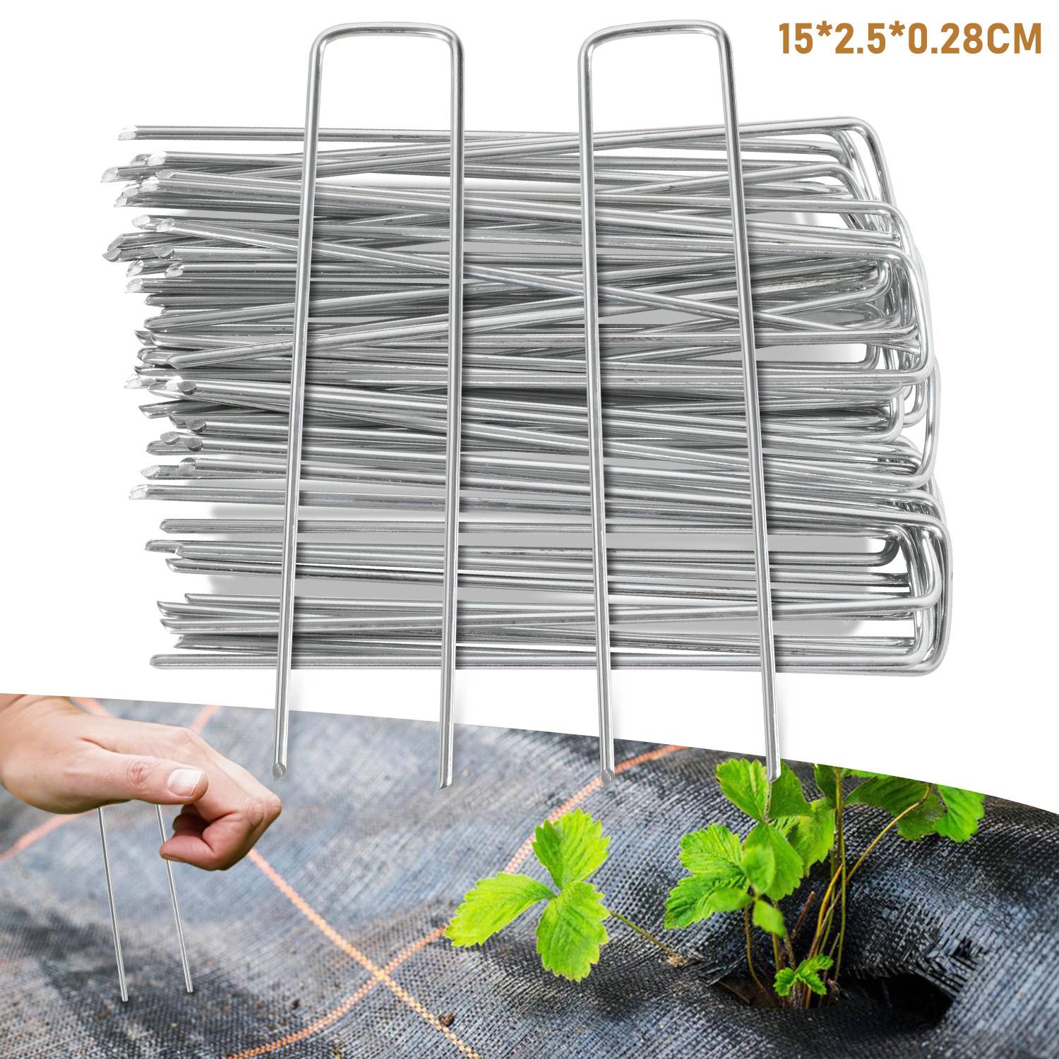 Metall-Gartenspitzen zum Befestigen von Landschaftsvlies; Hand verwendet Spitzen um kleine Pflanze auf schwarzem Vlies. Abmessungen: 15x2,5x0,28 cm.
