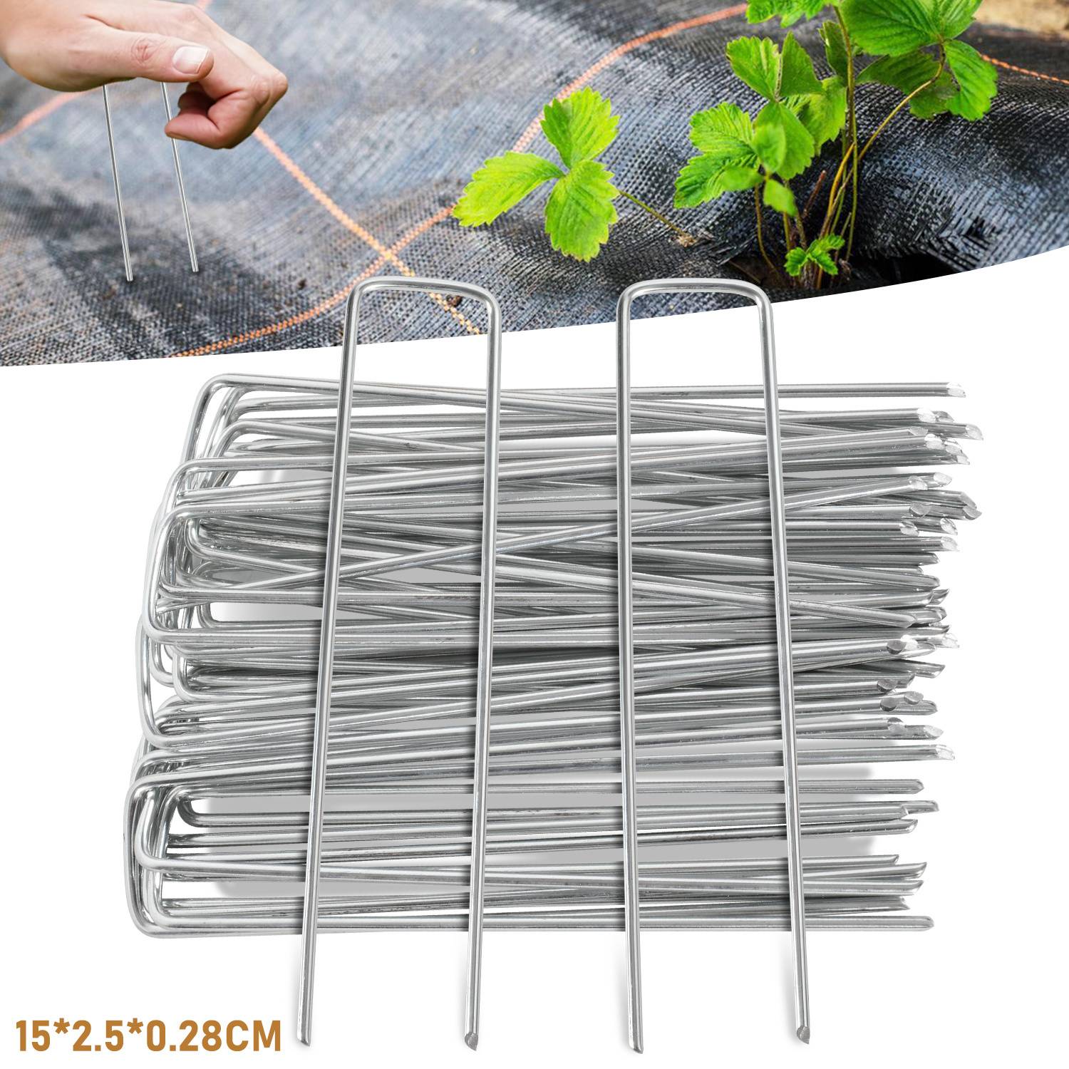 Eine Hand platziert einen metallenen Gartenstab in Erde, die mit schwarzem Stoff bedeckt ist, umgeben von jungen grünen Pflanzen; ein Stapel ähnlicher Stäbe ist darunter abgebildet.