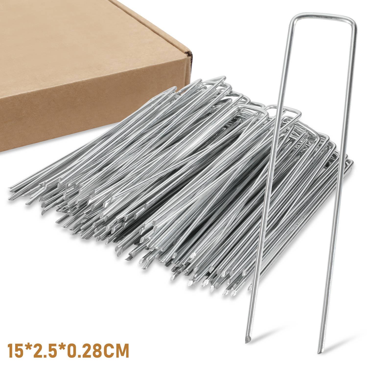 Ein Stapel silberner U-förmiger Gartenstangen mit einer aufrecht stehenden neben einer Pappschachtel, Abmessungen '15*2,5*0,28CM' dargestellt.