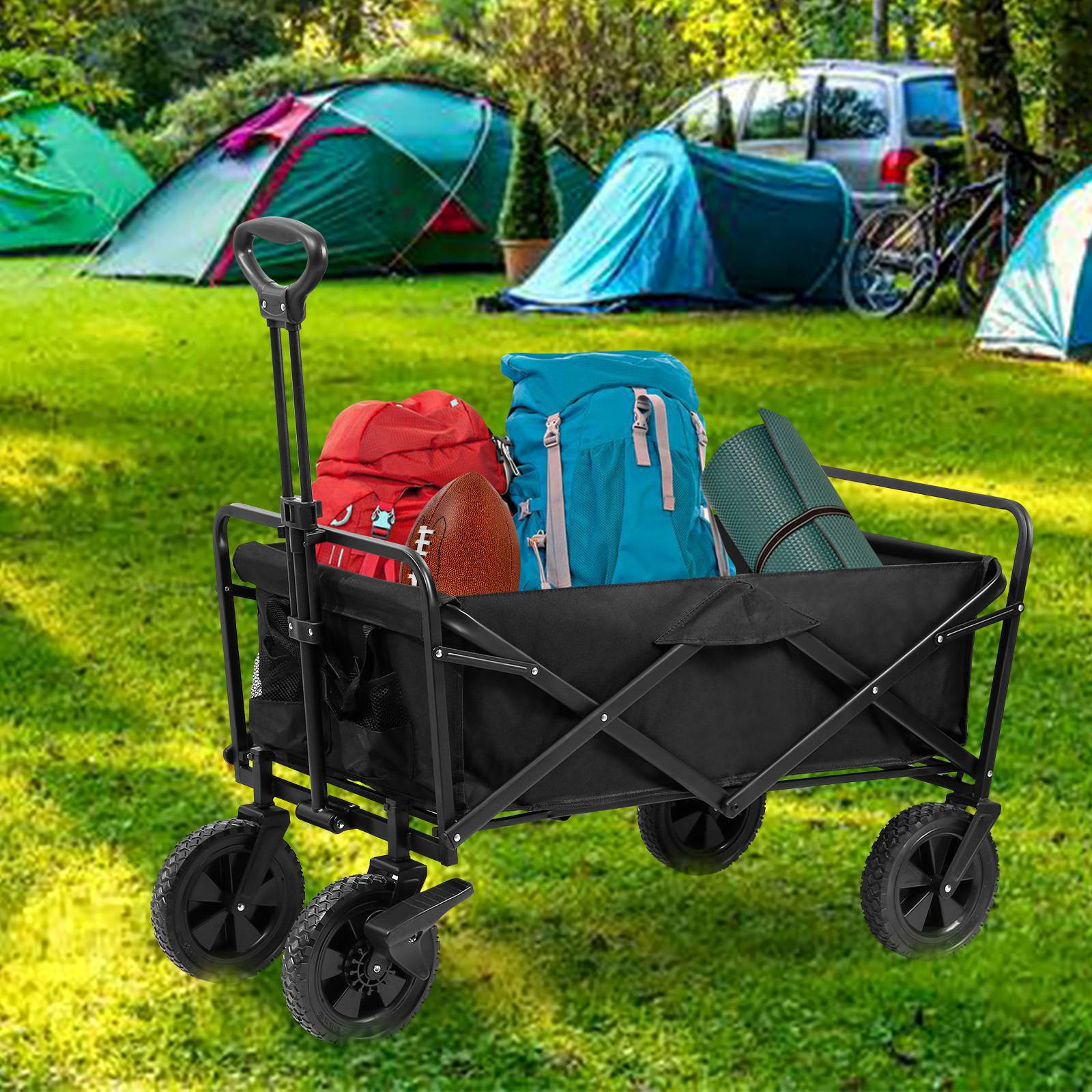Ein schwarzer Nutzwagen, beladen mit farbenfroher Campingausrüstung, auf einer Grünfläche, mit Zelten und Bäumen im Hintergrund sichtbar.
