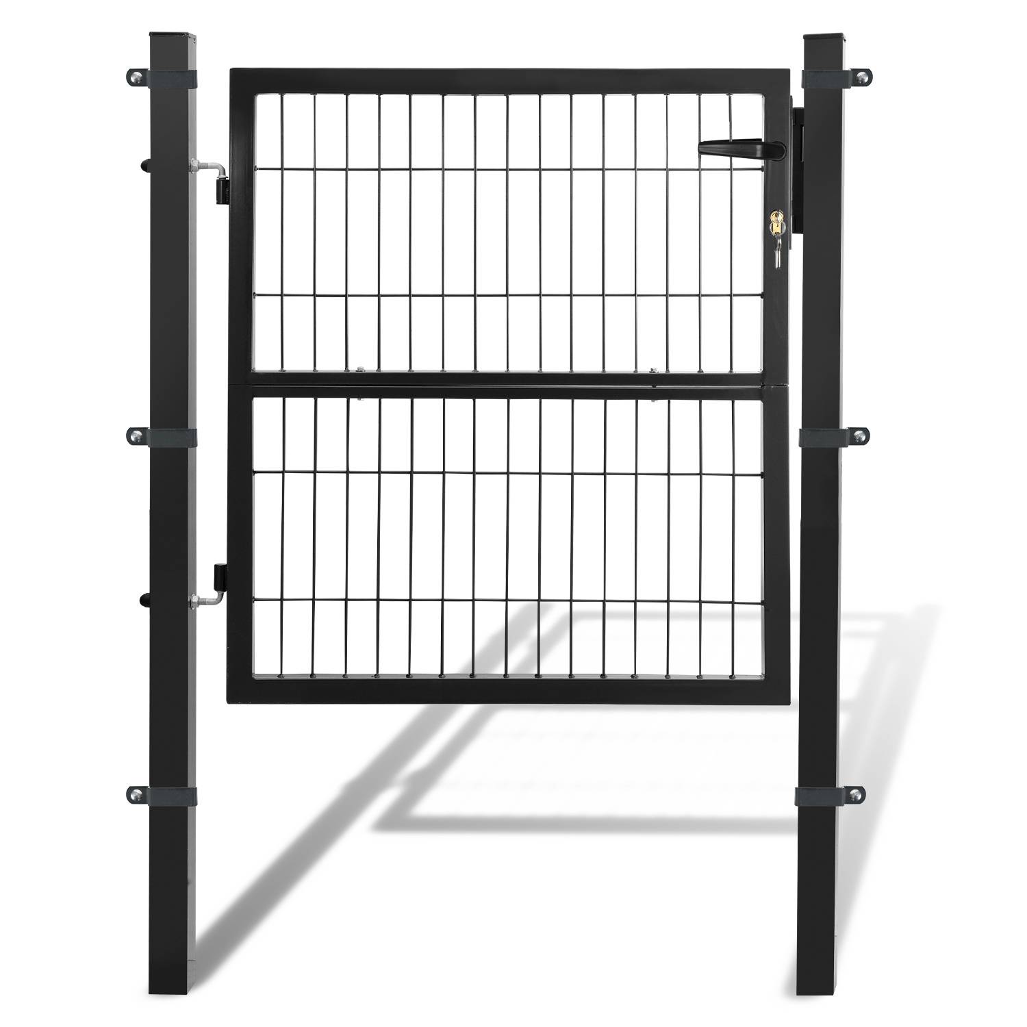 Ein schwarzes Metalltor mit vertikalen und horizontalen Stäben, mit einem Riegel auf der oberen rechten Seite, zwischen zwei stabilen Pfosten angebracht.