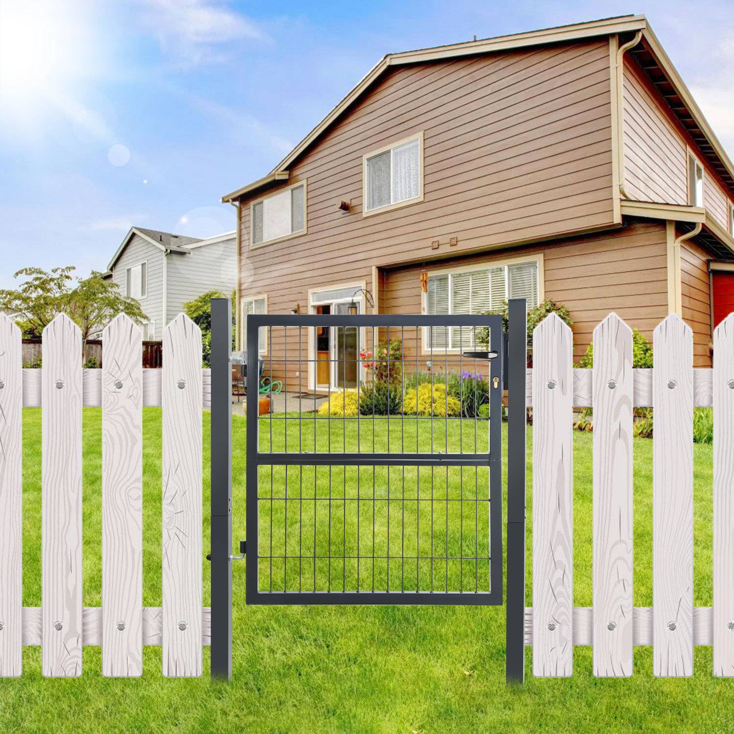 Ein weißer Lattenzaun mit einem grauen Tor umgibt einen gepflegten Vorgarten, der zu einem zweistöckigen Holzhaus mit großen Fenstern führt.