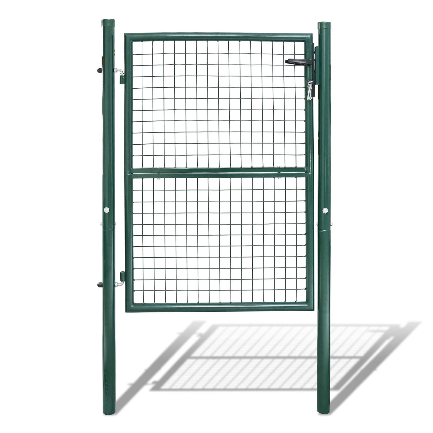 Ein grünes Metalltor mit einem quadratischen Drahtgeflecht-Design, angebracht zwischen zwei stabilen Pfosten, mit einer Verriegelung auf der rechten Seite. Der Schatten des Tors erstreckt sich diagonal.