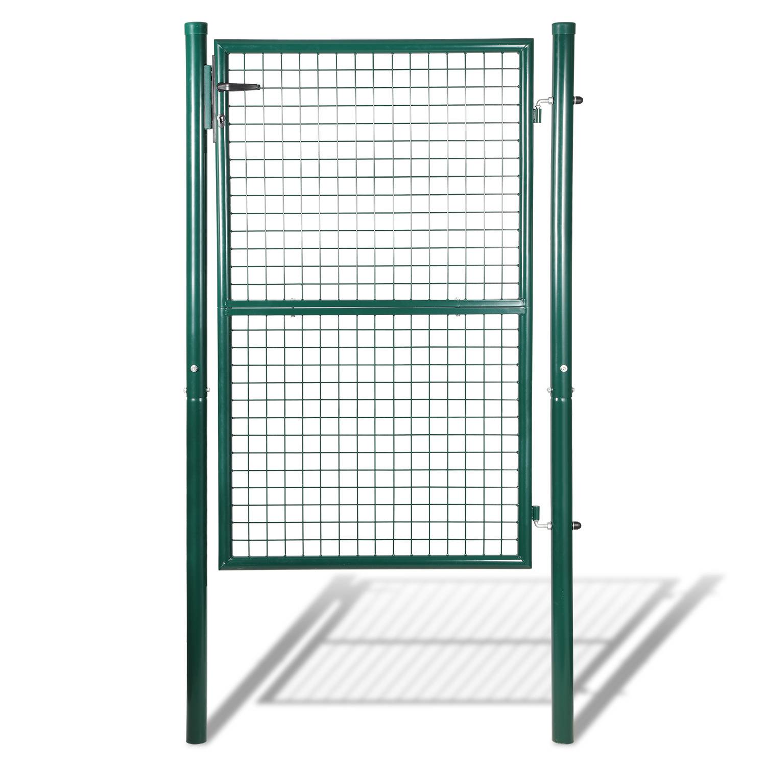 Ein grünes Metallgartentore mit einem Drahtgitterzentrum, das von zwei stabilen Pfosten eingefasst ist. Das Tor ist geschlossen und wirft einen Schatten auf den Boden.