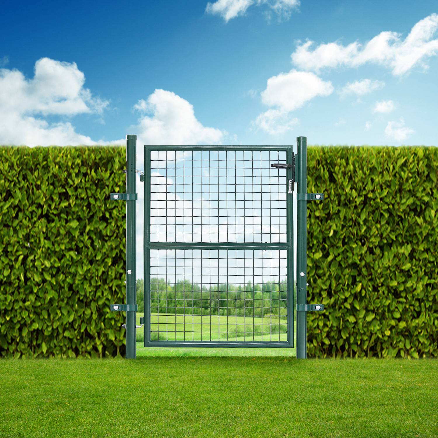 Ein metallisches Gartentor steht geschlossen innerhalb einer hohen, grünen Hecke, mit Blick auf ein offenes Feld und einen blauen Himmel im Hintergrund.