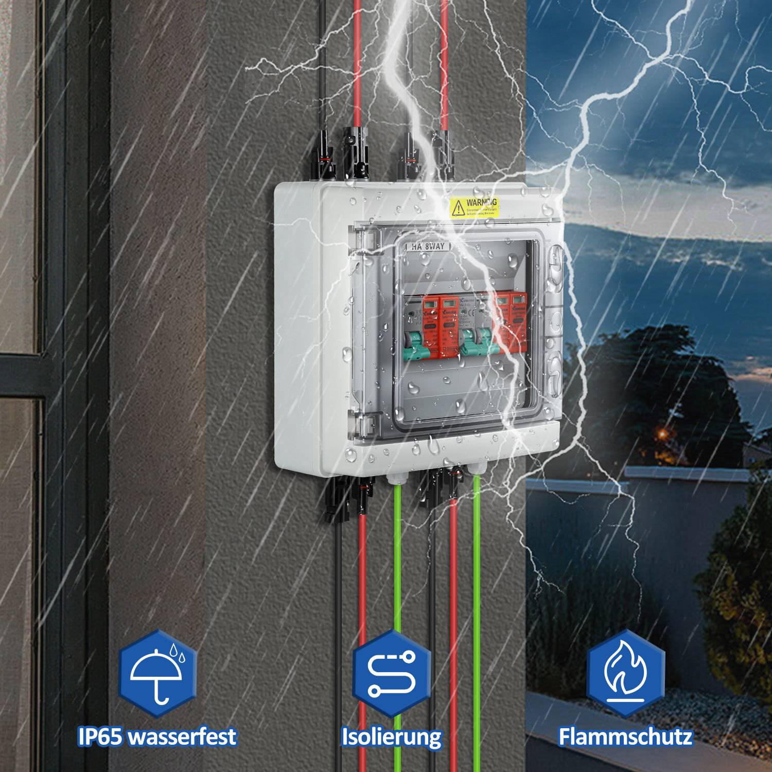 Elektrischer Außenkasten an einer Wand, dargestellt bei starkem Regen mit Blitzschlag. Symbole darunter zeigen wasserdichte, Isolierungs- und Flamenschutzfunktionen.