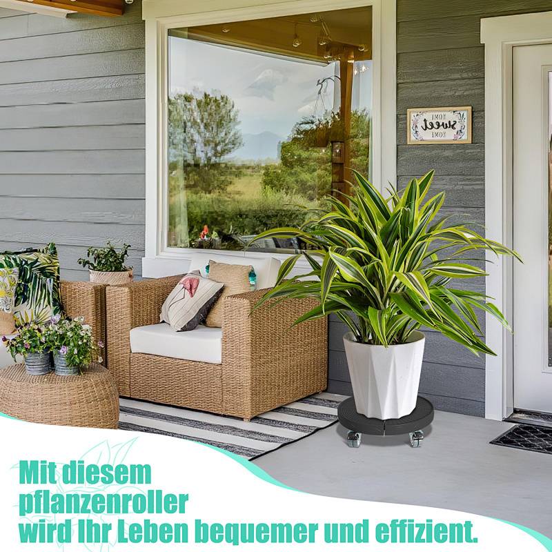 Eine Veranda mit Korbmöbeln und Topfpflanzen, mit einem Schild mit der Aufschrift „Bless this Home