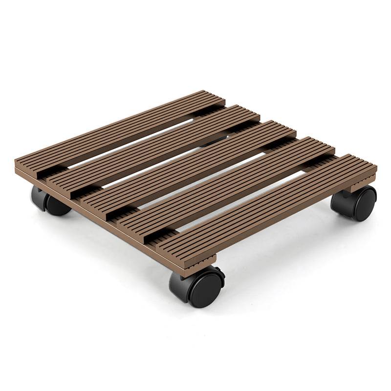 Ein quadratischer, brauner Holzpflanzenwagen mit vier schwarzen Rädern.