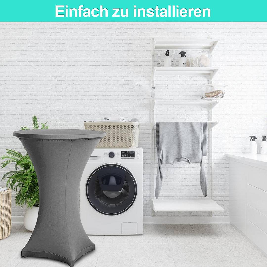 Eine Waschmaschine steht unter Regalen, auf denen Handtücher liegen. Ein grauer Tisch steht in der Nähe. Deutscher Text oben lautet „Einfach zu installieren.