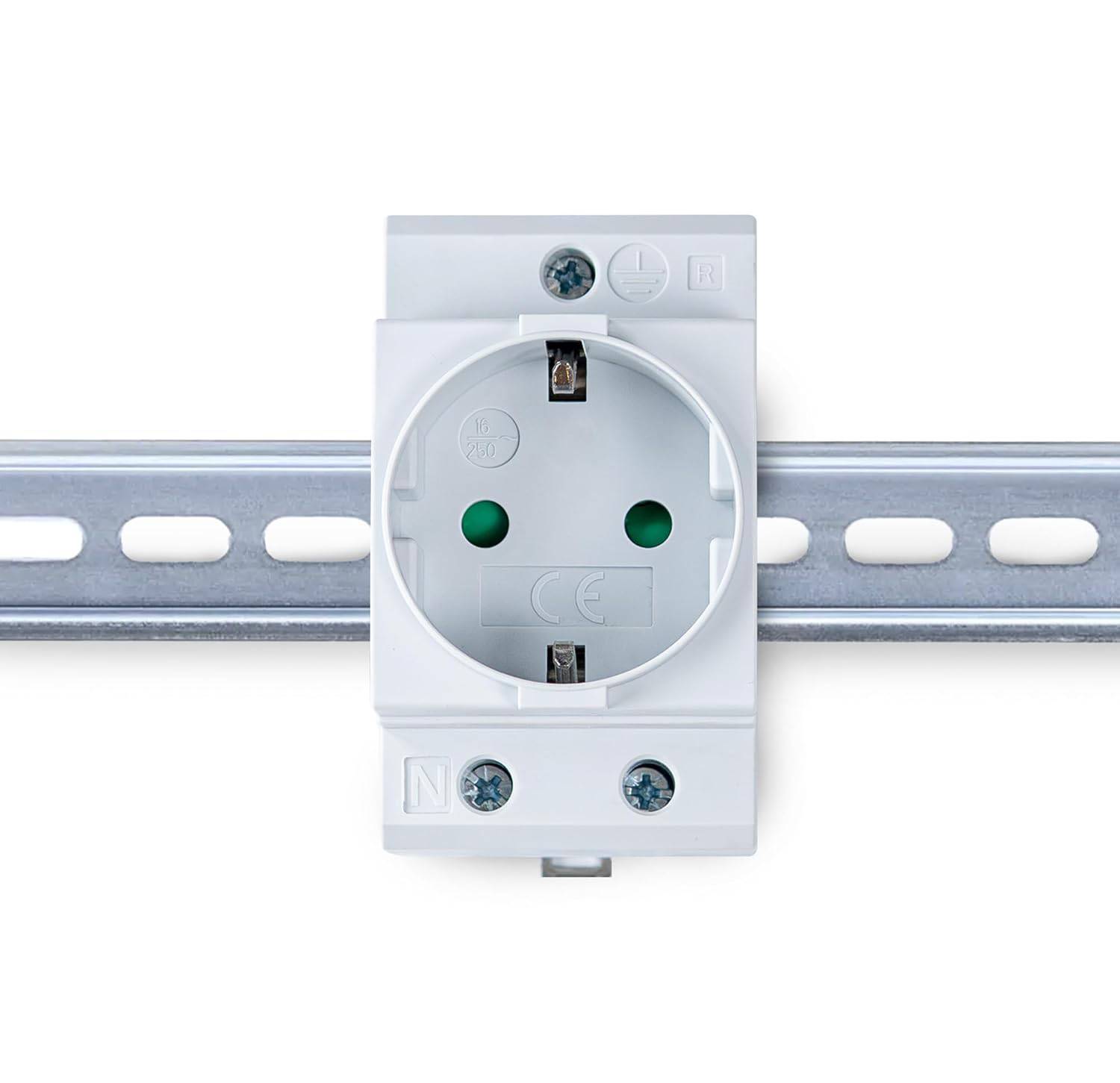 Weiße Steckdose auf einer metallischen DIN-Schiene montiert, geeignet für Industrie- oder Elektroschrank-Installationen.