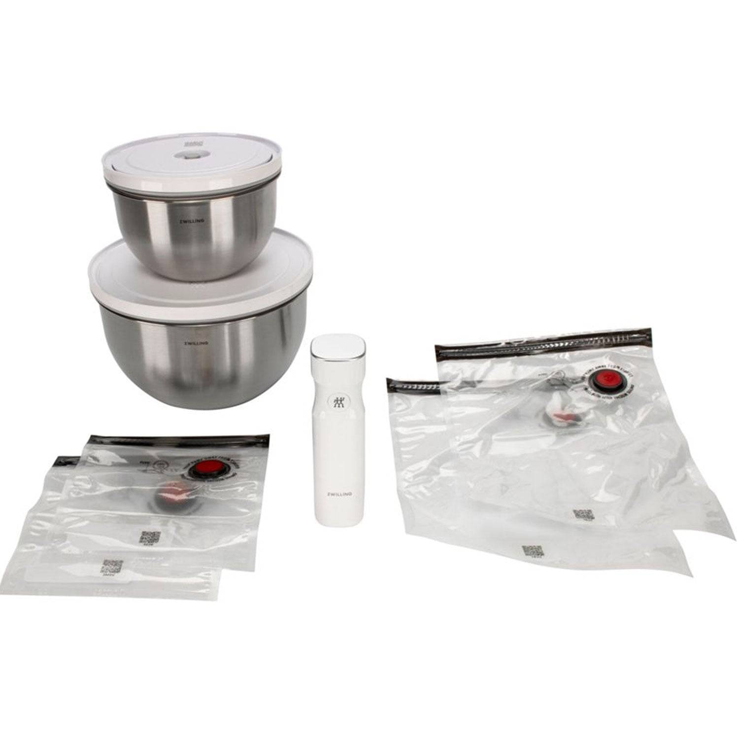 Vakuum-Lagerset mit silbernen Schüsseln, weißer Vakuumpumpe und vakuumversiegelten Beuteln, entwickelt zur Konservierung der Frische von Lebensmitteln.