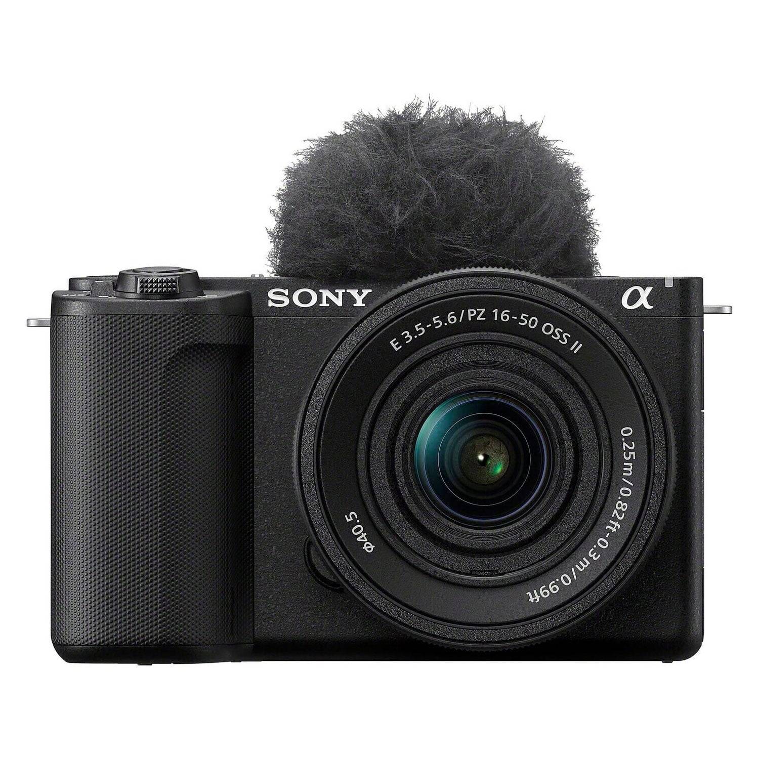 Vorderansicht einer schwarzen Sony Alpha Kamera mit angebrachtem Objektiv, mit einem auffälligen pelzigen Mikrofon oben für Audioaufnahme.