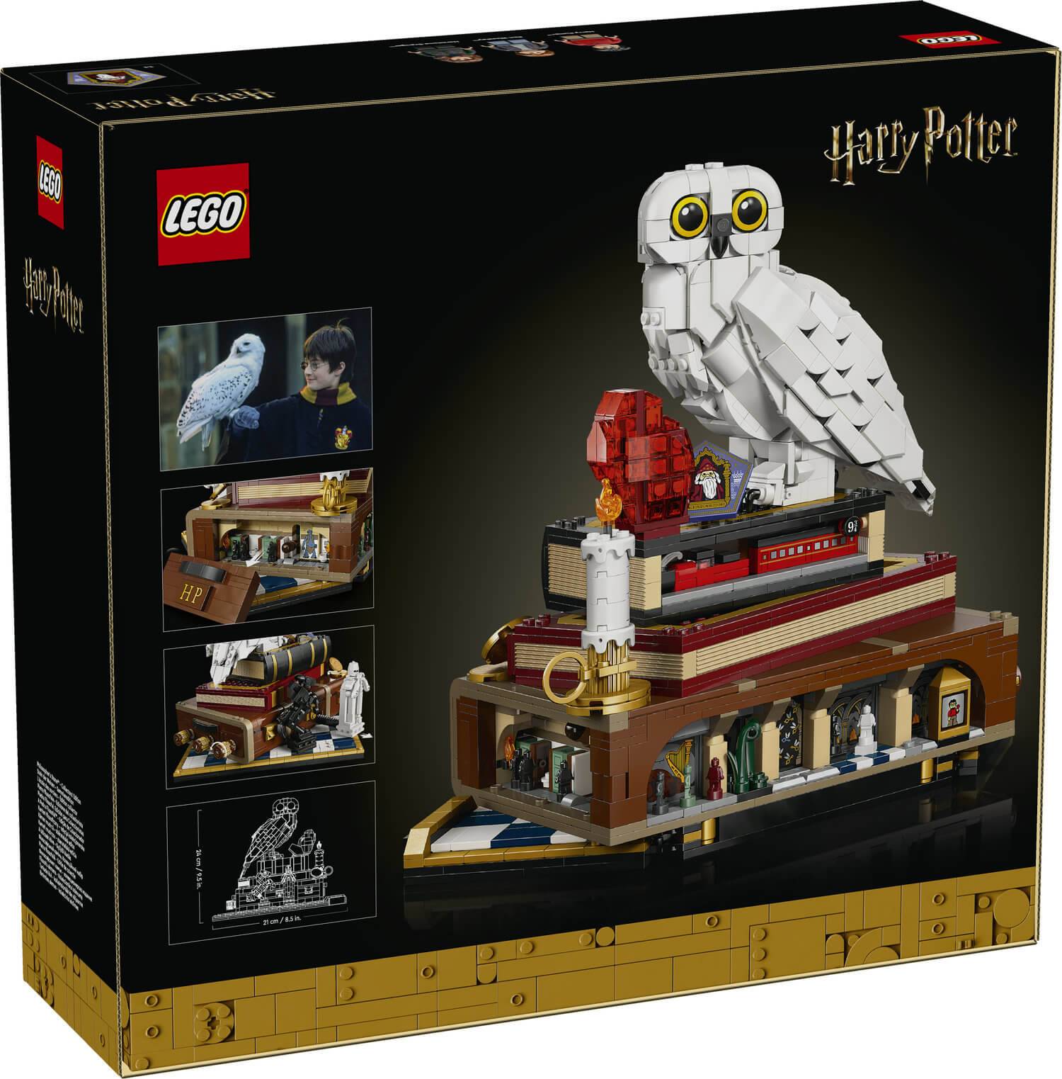 LEGO Harry Potter Set mit Hedwig auf einer Hogwarts-inspirierten Ausstellung mit Details des Setaufbaus und einer im Set enthaltenen Kleinplastik.