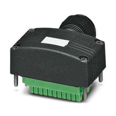 Ein schwarzer und grüner industrieller Elektrostecker mit Schrauben und Kabelanschluss, der für sichere Elektroverbindungen in Maschinen verwendet wird.
