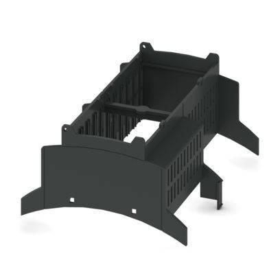 Ein schwarzer, rechteckiger Kunststoff-Kabelorganizer mit Schlitzen und Seitenerweiterungen zum Verwalten und Schützen von Kabeln in elektronischen Geräten.